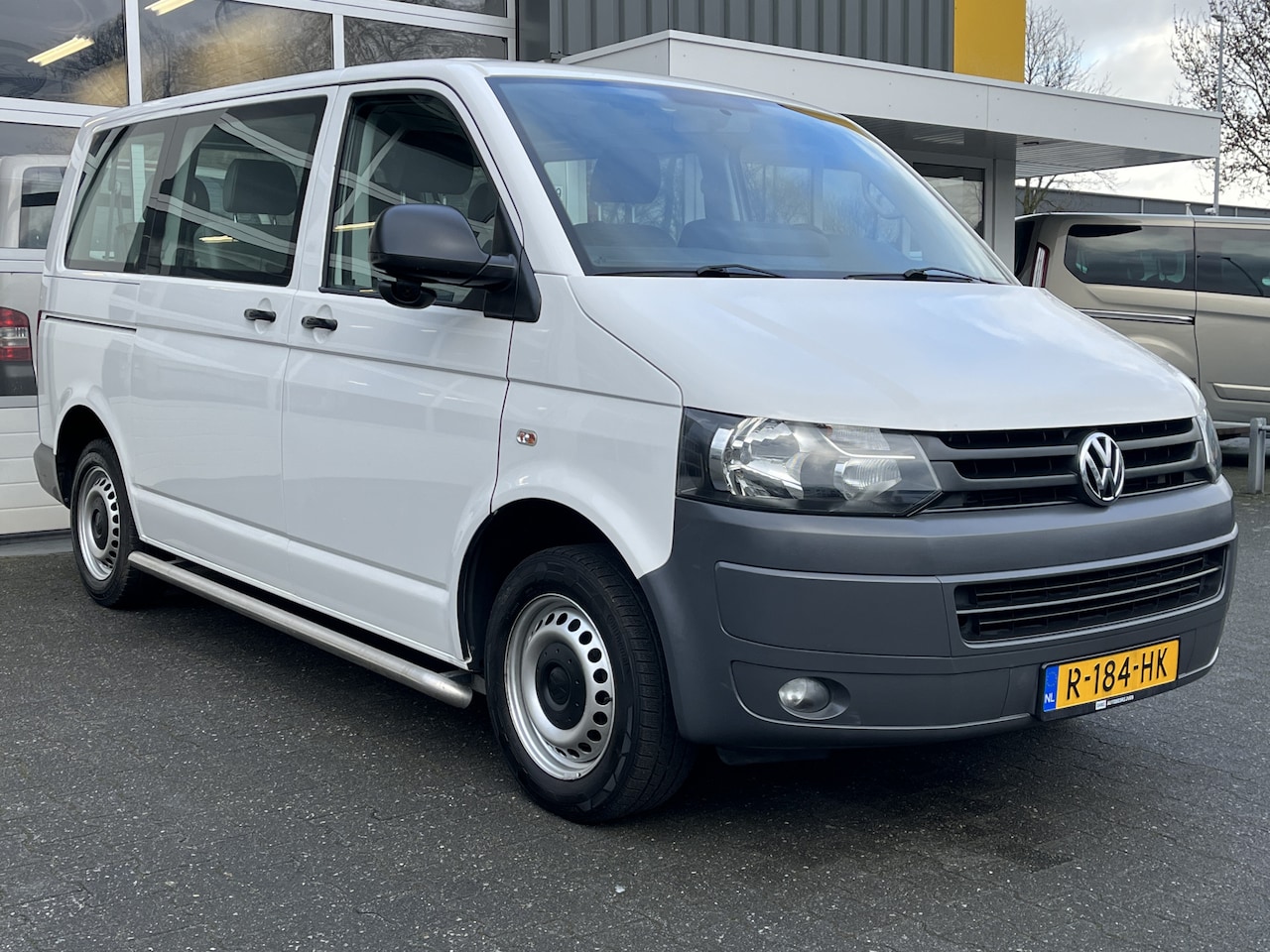 Volkswagen Transporter Kombi - 8-persoons 2.0 TDI DSG Automaat L1H1 BM BTW en BPM vrij Airco Cruise control Trekhaak PDC - AutoWereld.nl