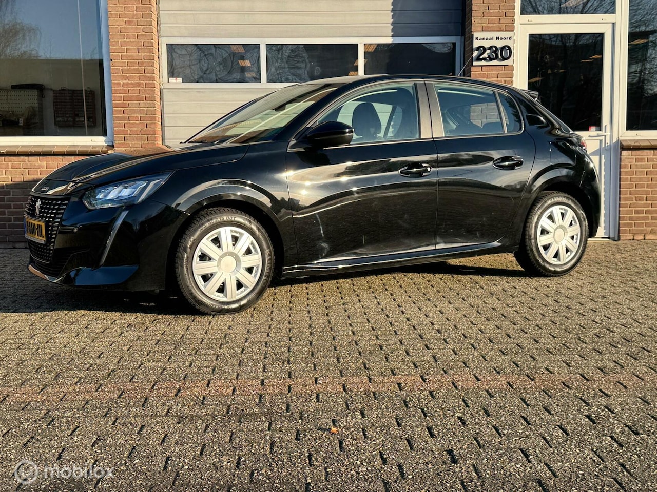 Peugeot 208 - 1.2 PureTech LED/PDC/NAVI/STOEL.VW/CRUISE - AutoWereld.nl