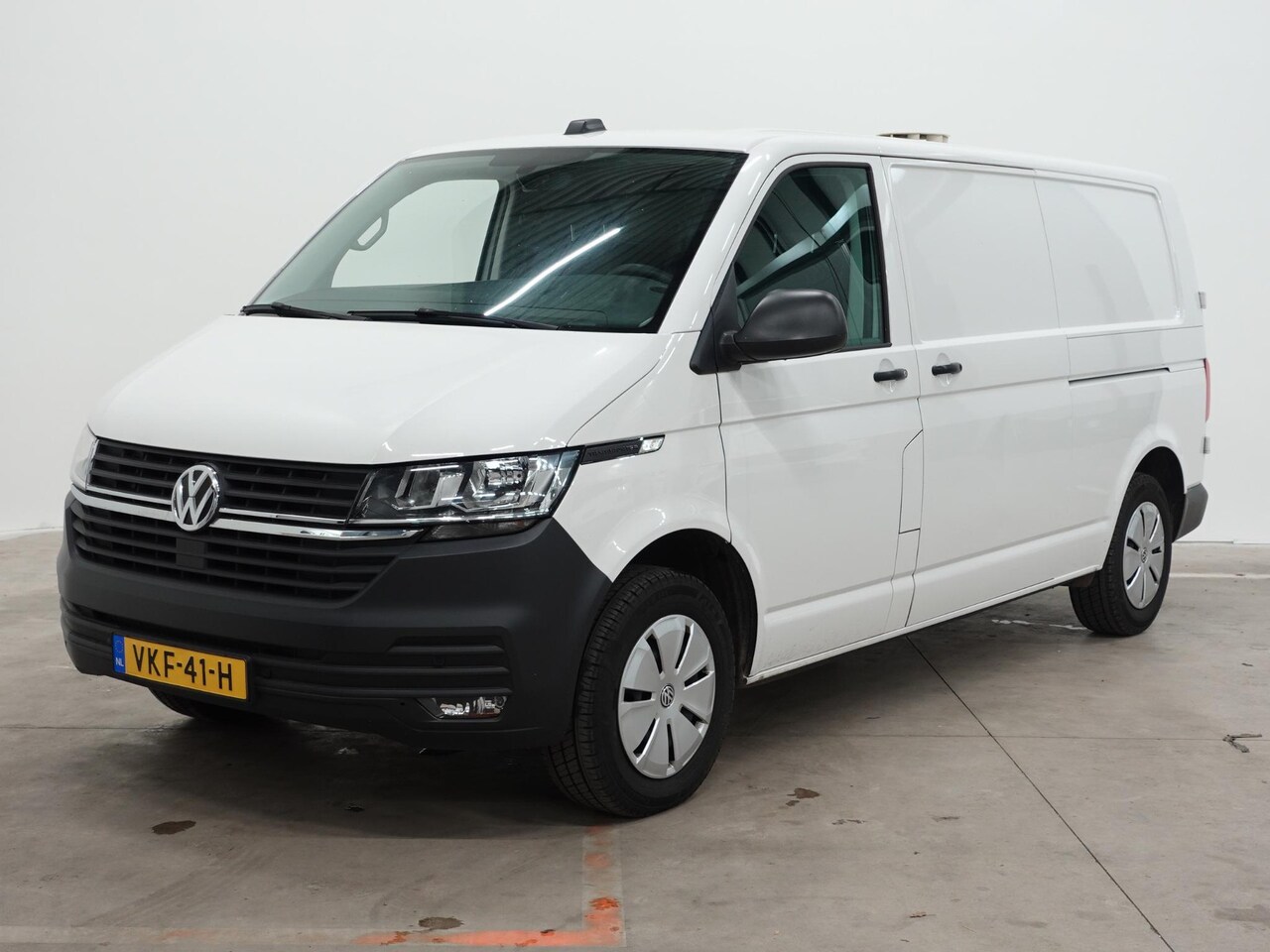 Volkswagen Transporter - 110pk L2H1 Executive 2x Schuifdeur Navigatie Cruisecontrol Airco - AutoWereld.nl