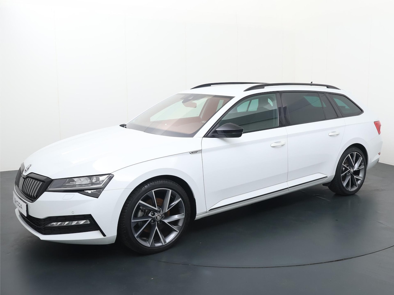 Skoda Superb Combi - 1.4 TSI iV Sportline Business | 204 PK | Trekhaak |Lichtmetalen velgen 19"| El. achterklep - AutoWereld.nl