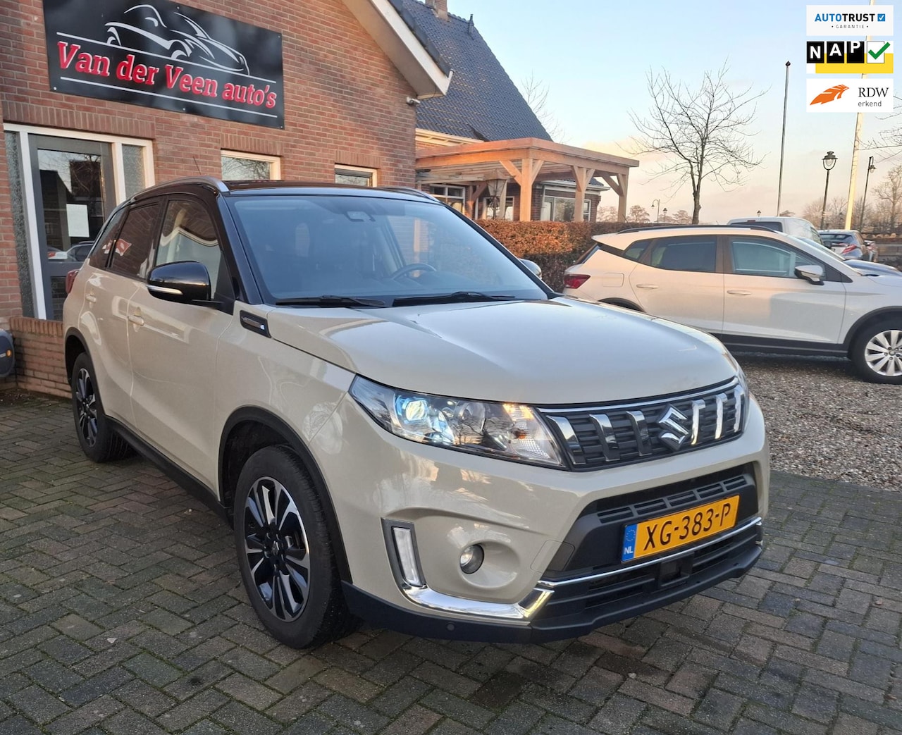 Suzuki Vitara - 1.0 Boosterjet Stijl! Zeer luxe, o.a. leder, camera, stoelverwarming, panodak, navigatie, - AutoWereld.nl