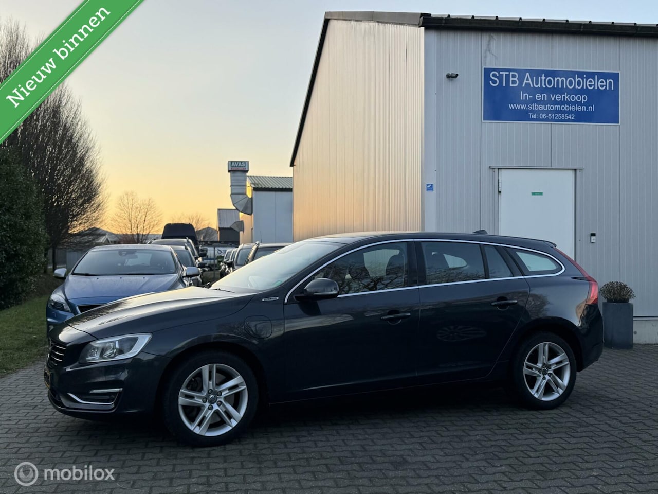 Volvo V60 - 2.4 D6 AWD Plug-In Hybrid Summum. Adaptieve Cruise - AutoWereld.nl