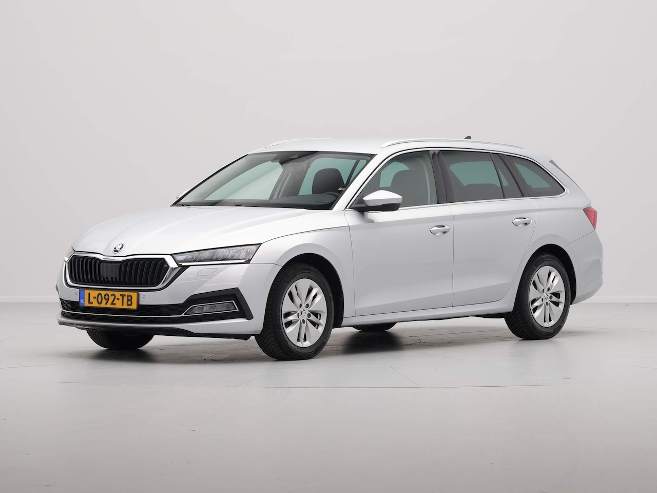 Skoda Octavia Combi - 1.0 TSI 110pk Ambition Navigatie Pdc Stoelverwarming Clima 86 - AutoWereld.nl