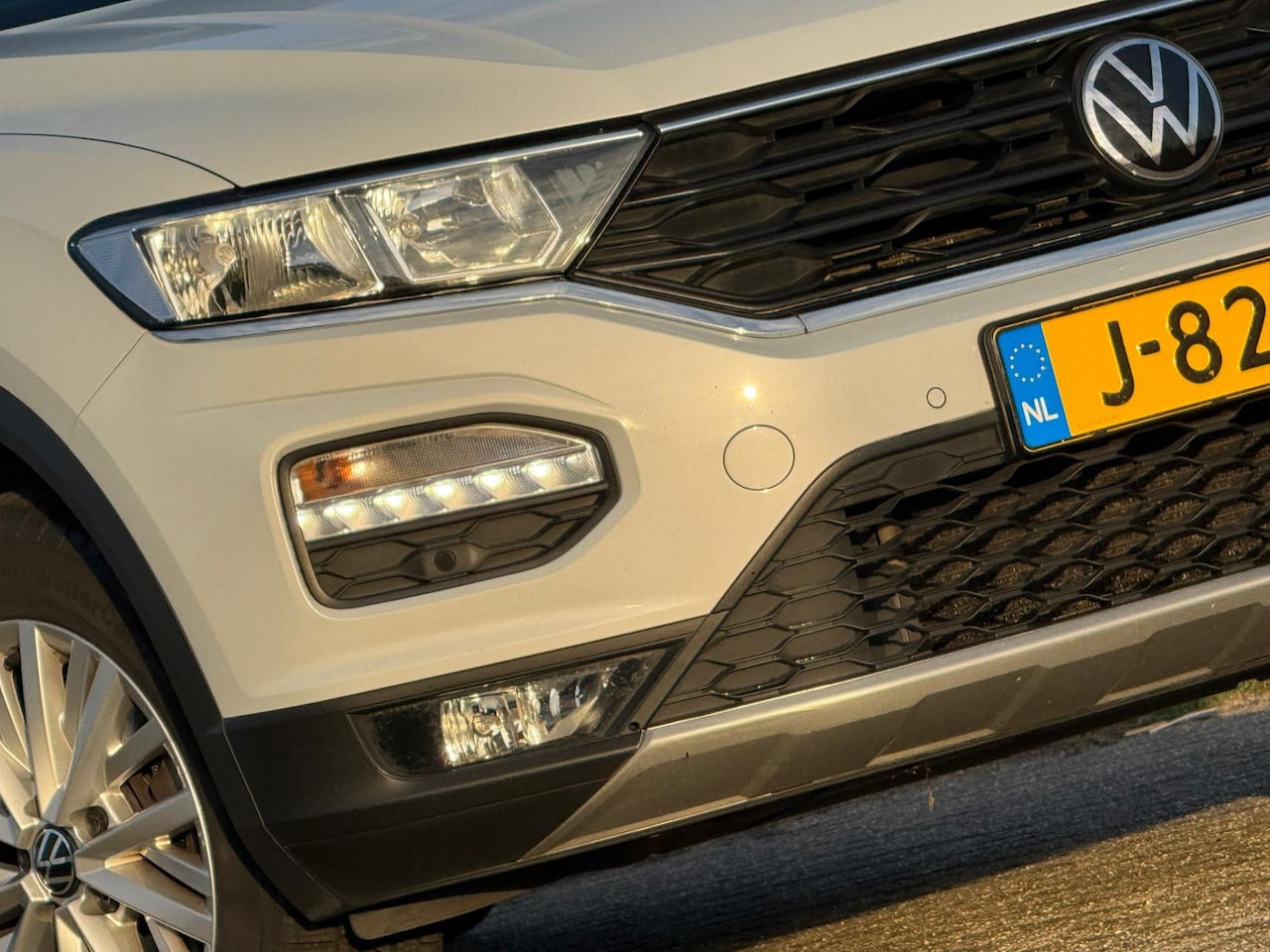 Volkswagen T-Roc - 1.5 TSI Style Business Automaat - White Silver - Supercompleet - AutoWereld.nl