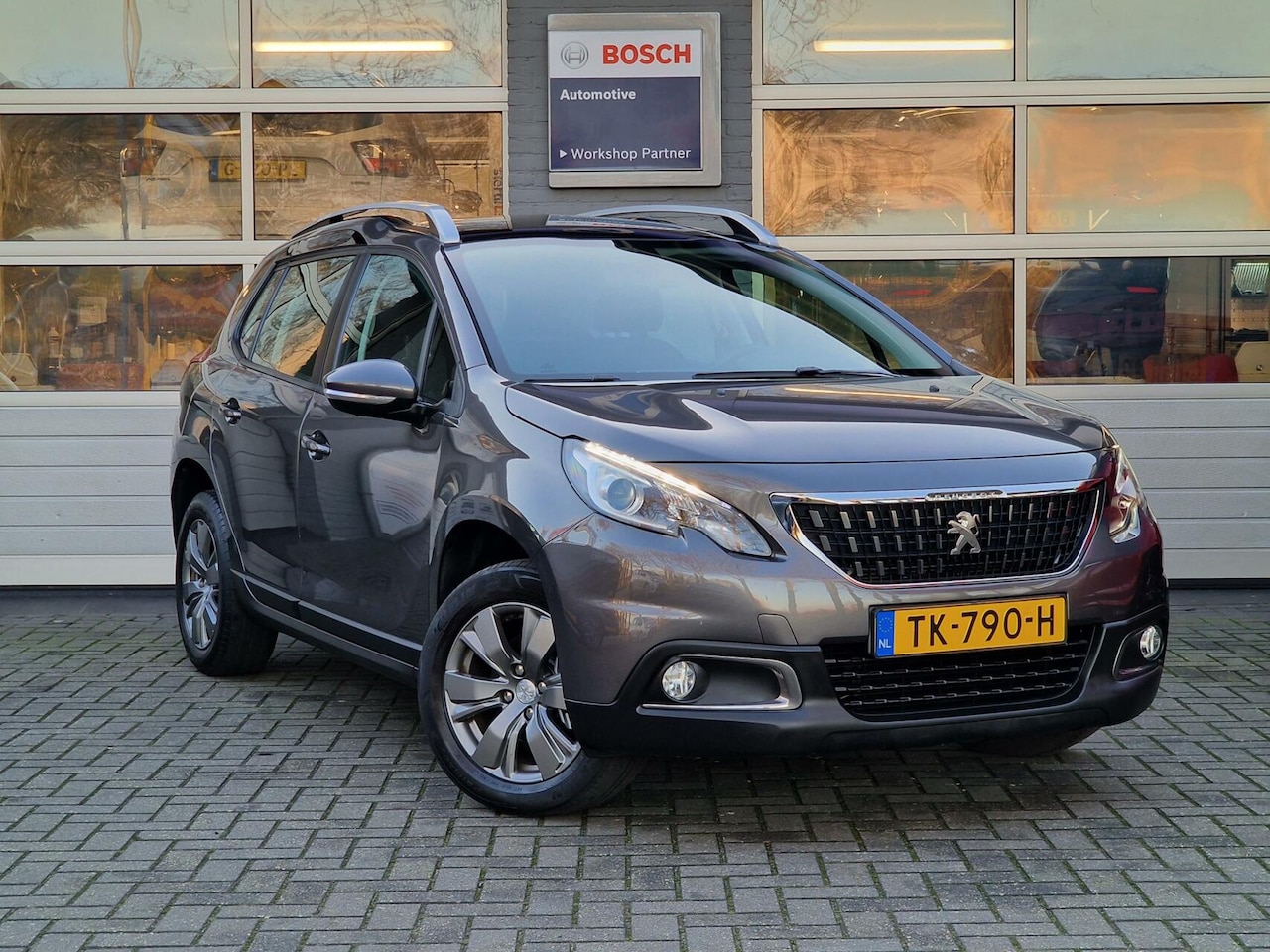 Peugeot 2008 - 1.2 PureTech Blue Lion|airco|Trekhaak|Pano|Cruise| - AutoWereld.nl