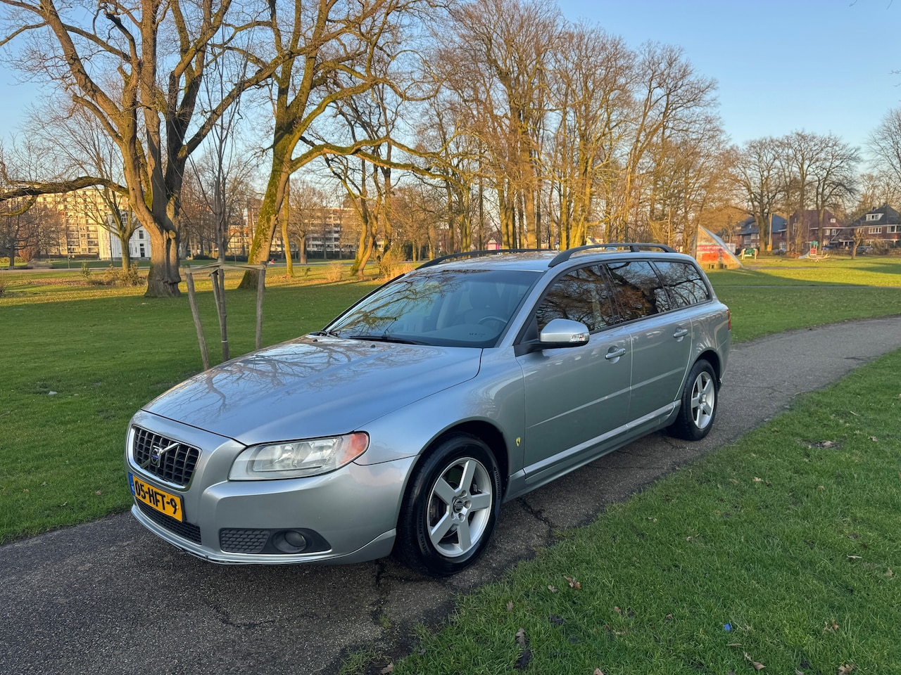 Volvo V70 - 2.4D automaat-mooie auto-leder-navi - AutoWereld.nl