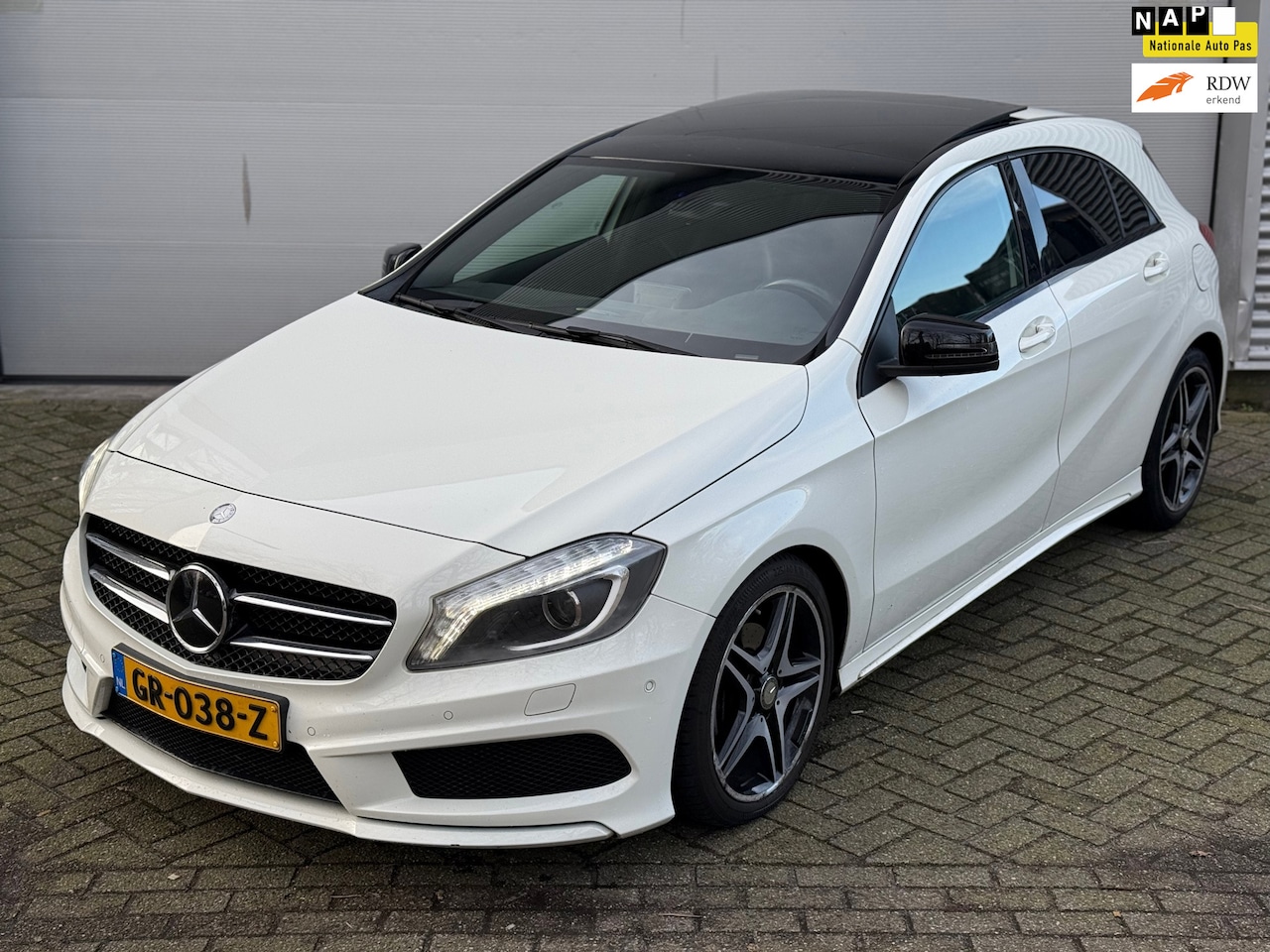 Mercedes-Benz A-klasse - 180 Ambition AMG l Pano l Xenon l Night Pakket l Automaat l Volledig Dealer onderhouden l - AutoWereld.nl