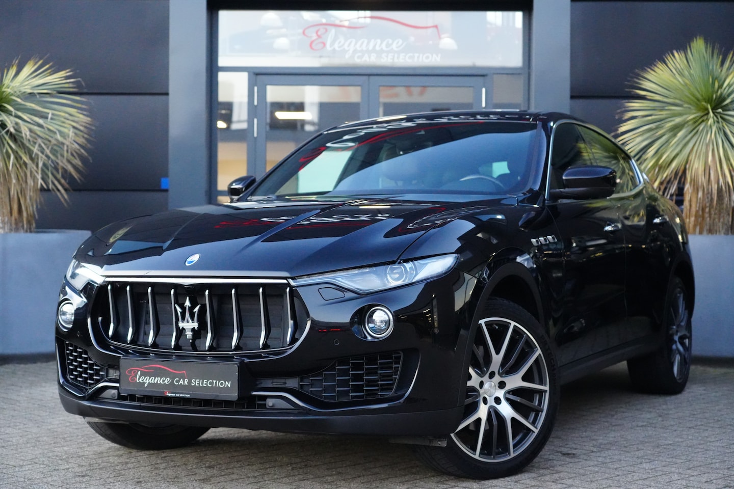 Maserati Levante - 3.0 V6 AWD GranLusso 350pk Panoramadak/Stoelverwarming/Camera - AutoWereld.nl