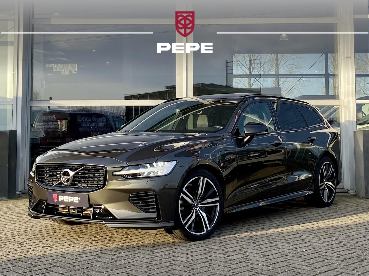 Volvo V60 - T6 Recharge AWD R-Design|PANO|HK|PILOT|TREKHAAK| - AutoWereld.nl