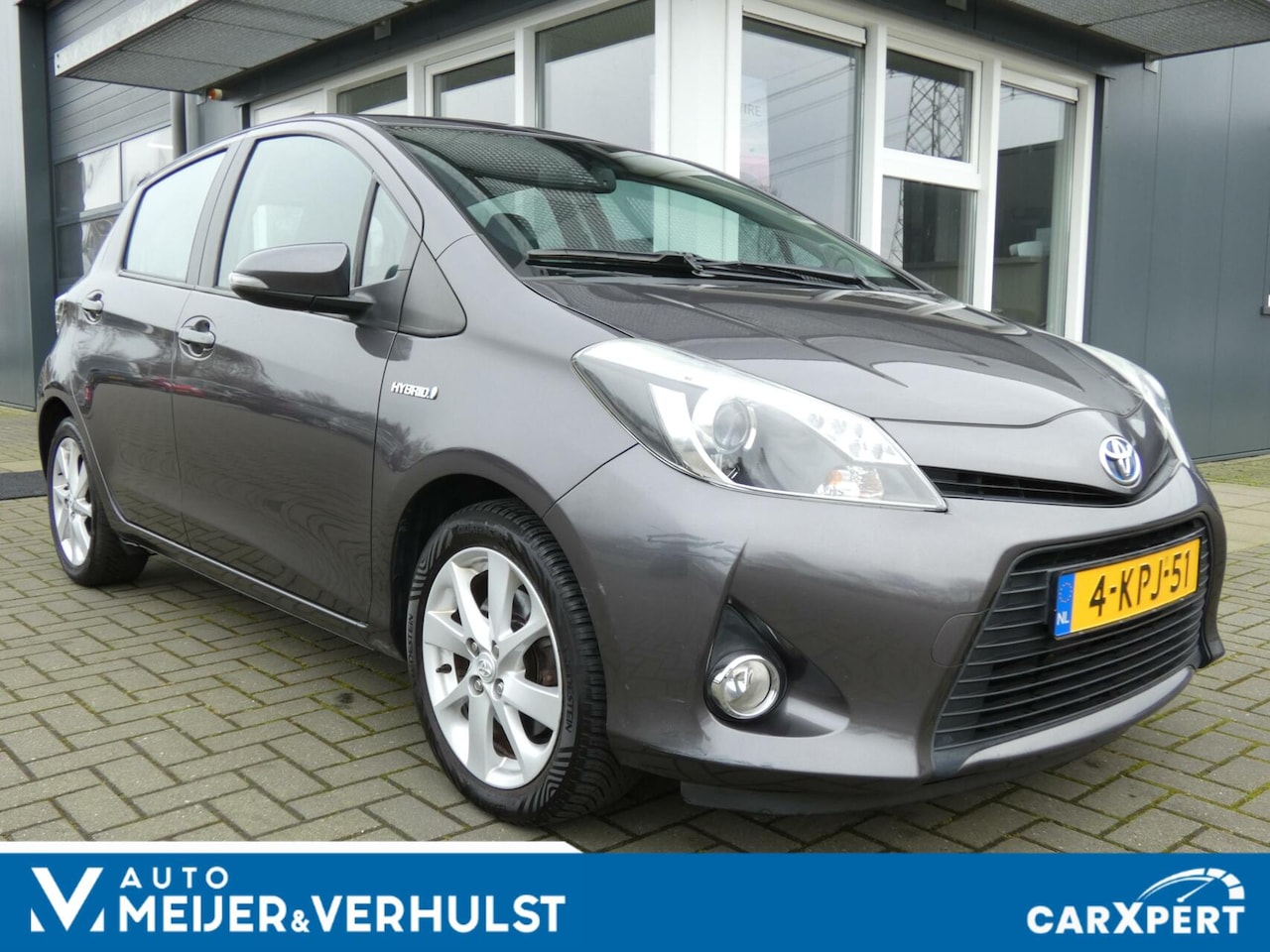 Toyota Yaris - 1.5 Full Hybrid Dynamic | HALF-LEDER | LED - AutoWereld.nl