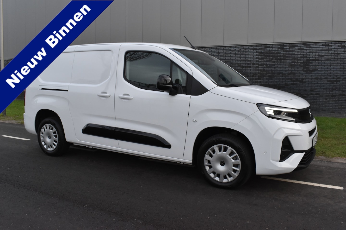 Opel Combo - 1.5 BlueHDi 130 S&S L2 Lengte 2/XL 3-pers Parkeer camera's stuurverwarming dode hoek detec - AutoWereld.nl