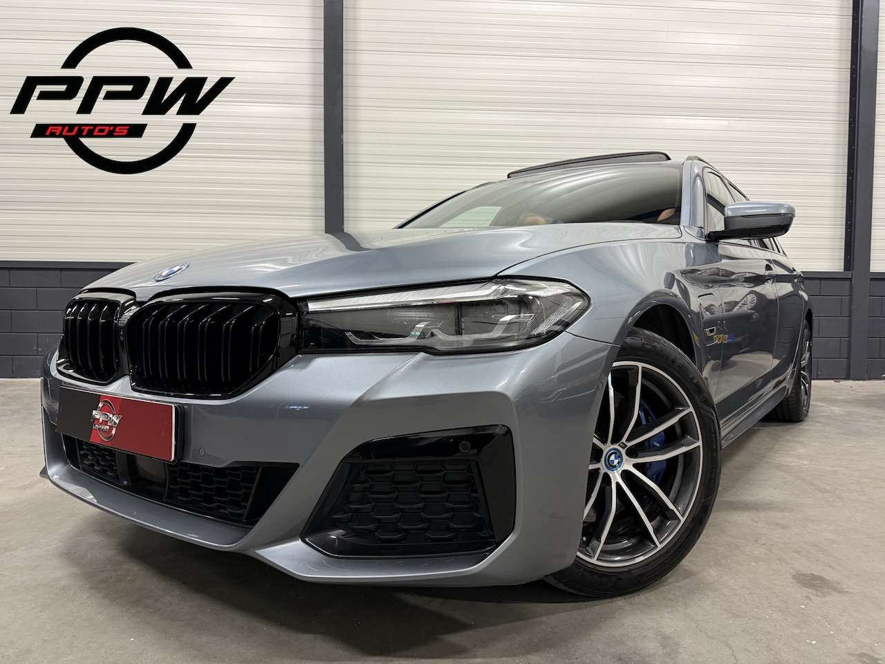 BMW 5-serie Touring - 530e xDrive M-Sport BLUESTONE-METALLIC MET COGNAC LEER/PANO/ACC/CAMERA/STANDKACHEL/SFEER/D - AutoWereld.nl