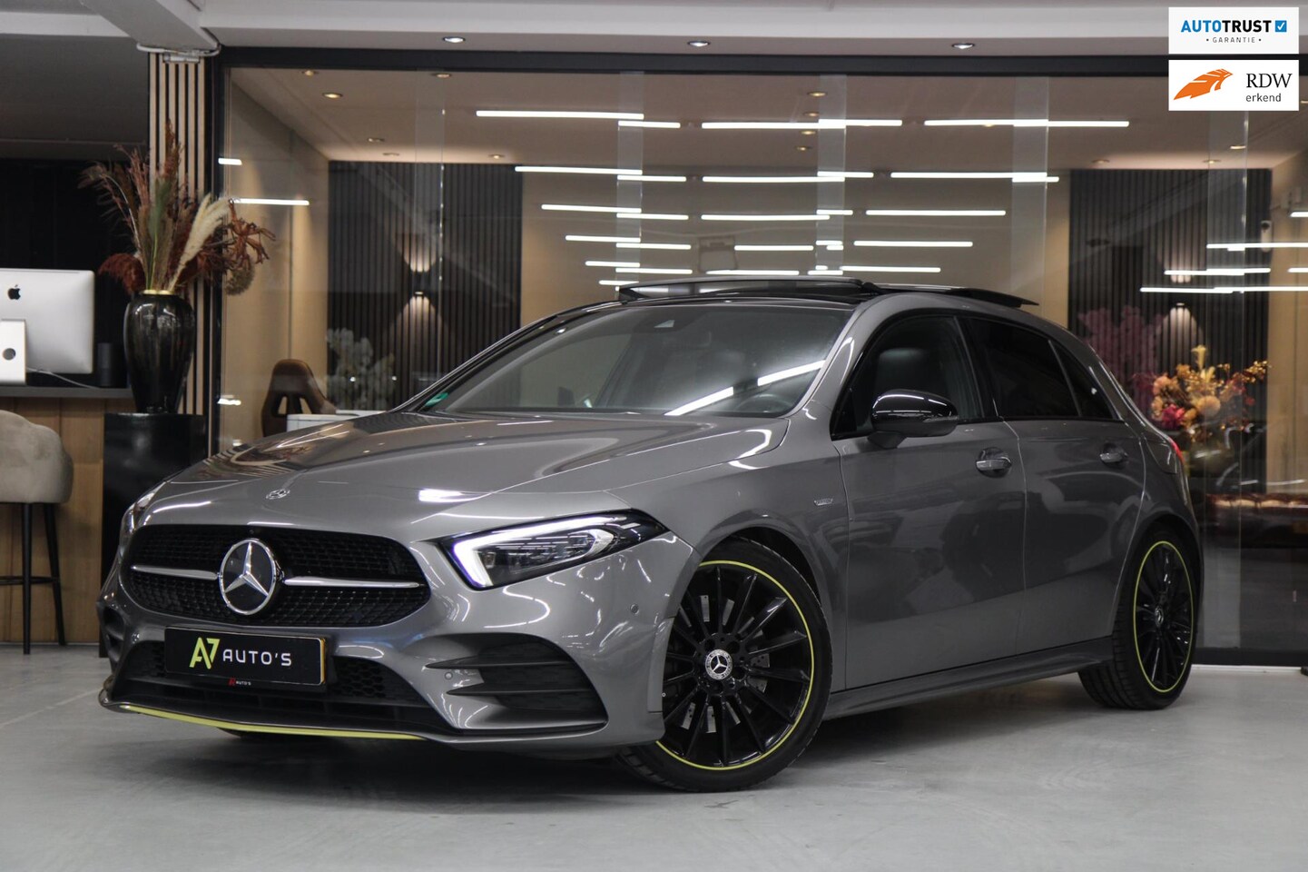 Mercedes-Benz A-klasse - 250 AMG Edition 1 /PANO/360CAM/BLINDS/STOELV/BOMVOL - AutoWereld.nl