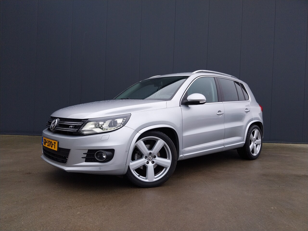 Volkswagen Tiguan - 2.0 TSI 180 PK Sport&Style 4motion R-line Edition CAMERA XENON PARK ASSIST LED NAVI CRUISE - AutoWereld.nl