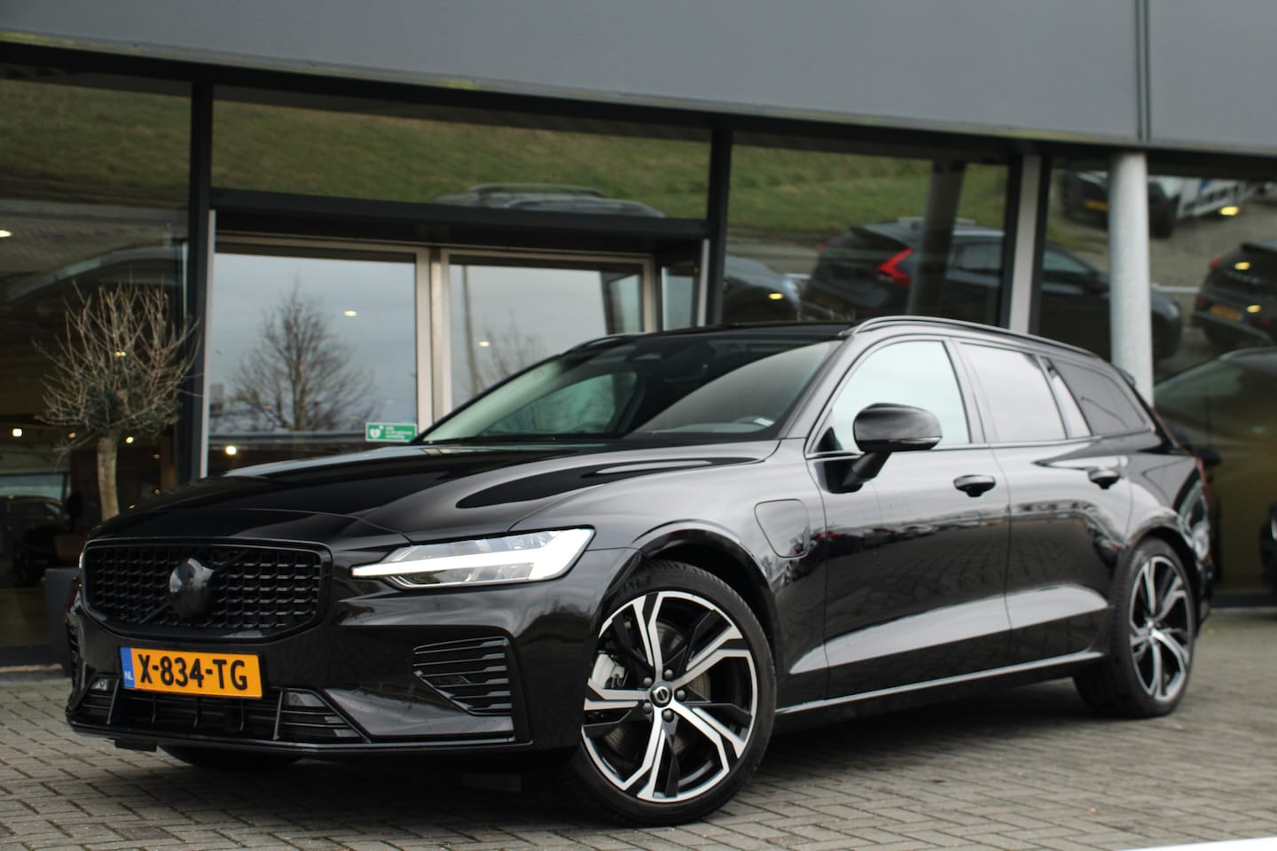 Volvo V60 - T6 AWD Plus Dark | Adaptive Cruise | Zwarte Logo's | Elek. stoelen i.c.m. geheugen | Camer - AutoWereld.nl