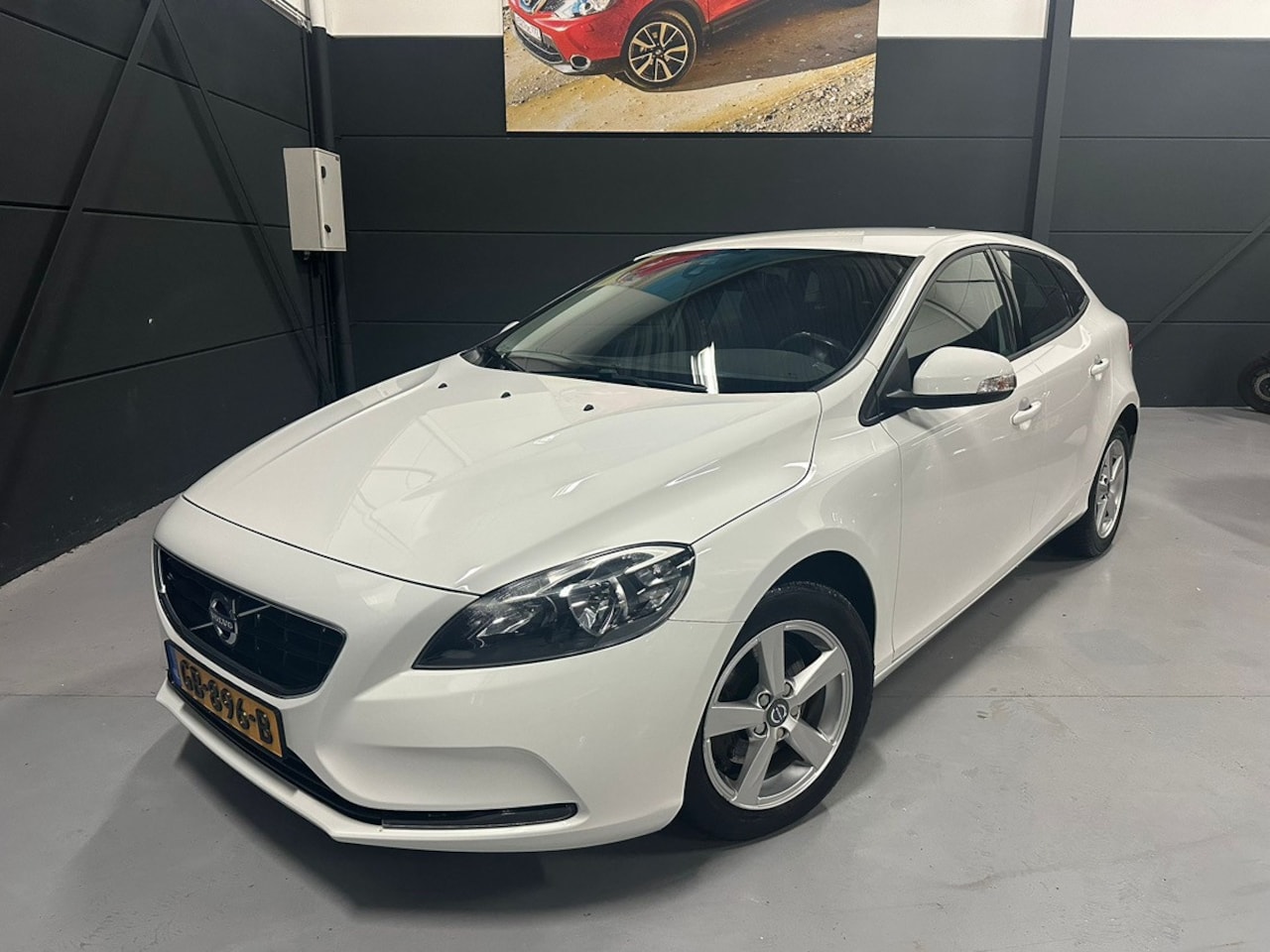 Volvo V40 - 1.6 T2 120pk Kinetic Climate-Cruisecontrol Navigatie Pdc Afn.Trekhaak Slechts 65.000 km !! - AutoWereld.nl