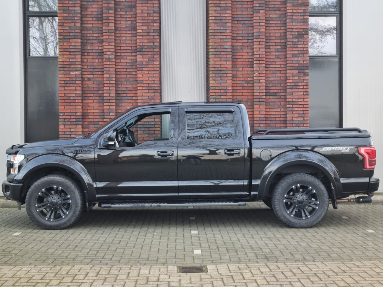 Ford F150 - USA 5.0 V8 SuperCrew LARIAT / All-BLACK / 4X4 / 360 CAM / PANORAMADAK / - AutoWereld.nl