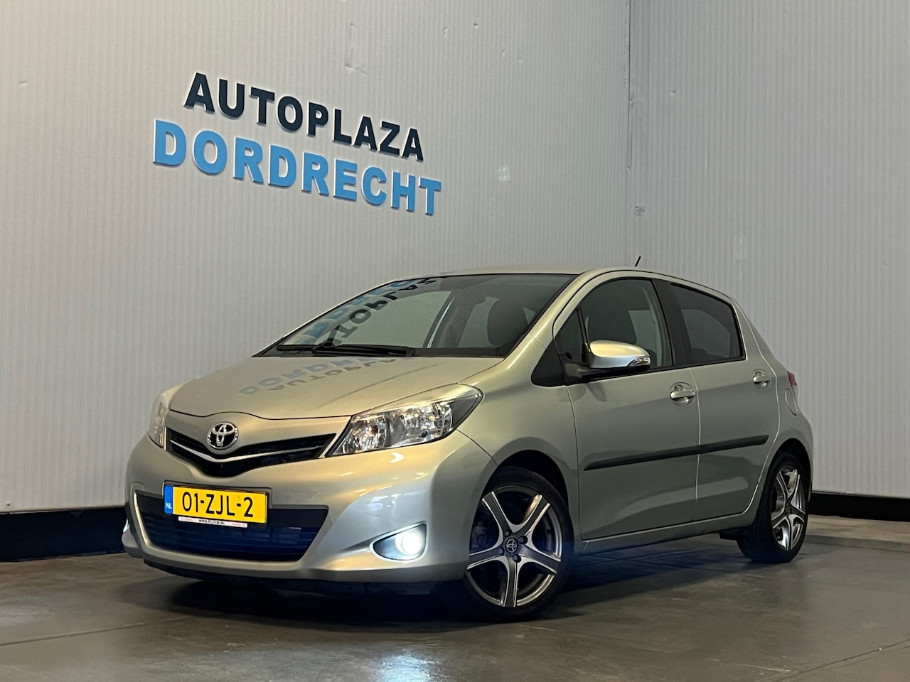 Toyota Yaris - 1.3 VVT-i Aspiration|Automaat|Camera|Navi|Trekhaak - AutoWereld.nl