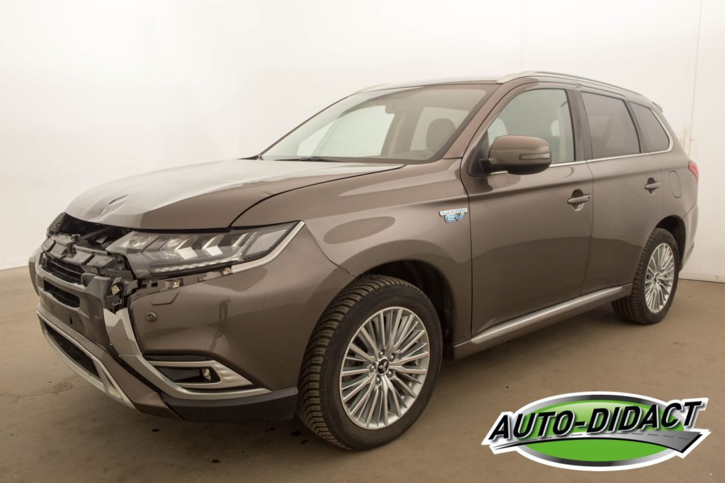 Mitsubishi Outlander - 2.4 PHEV 4WD Automaat Clima - AutoWereld.nl