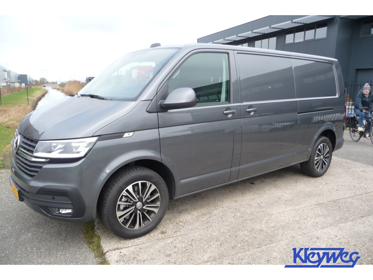 Volkswagen Transporter - 2.0 TDI L2H1 30 Highline 204 pk showroom model 2 schuifdeuren - AutoWereld.nl