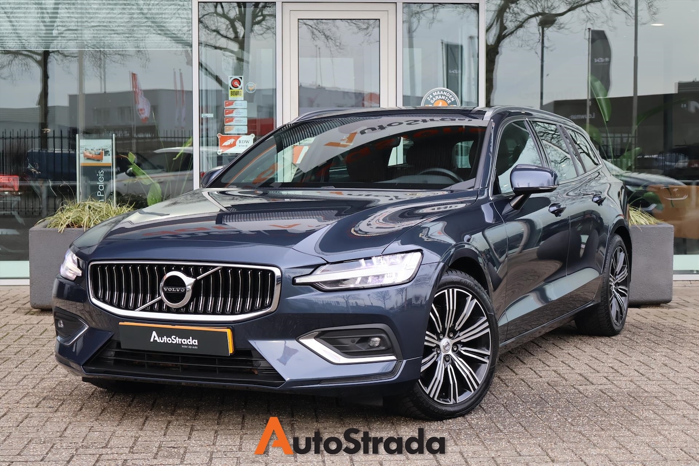 Volvo V60 - B3 Inscription 163pk I Camera I Navi I Harman/Kardon | Stuur/stoelverwarming I Climate - AutoWereld.nl