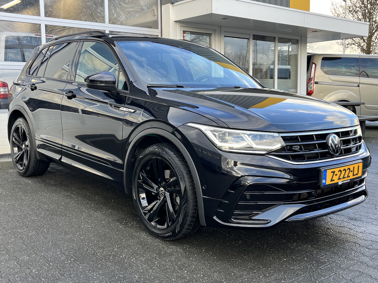 Volkswagen Tiguan - 2.0 TDI DSG R-Line Black Style ACC Camera Virtuel display Kessy Stuur/ stoelverwarming - AutoWereld.nl