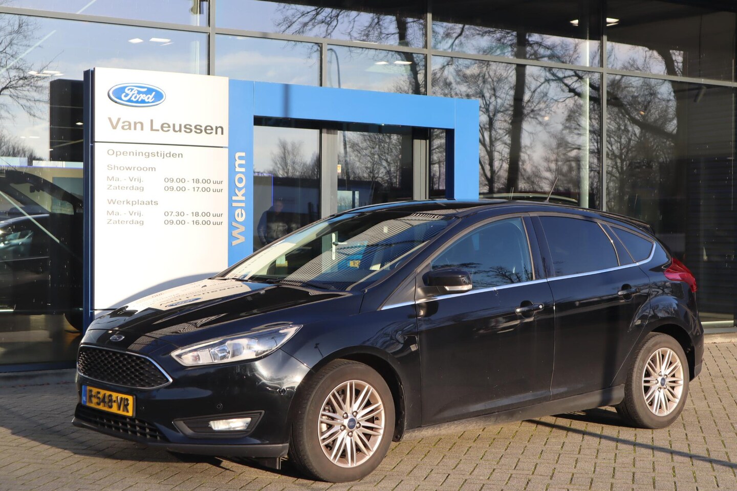 Ford Focus - 125PK TITANIUM BUSINESS APPLE/ANDROID CLIMA NAVI CAMERA WINTERPACK PARK-SENSOREN LM-VELGEN - AutoWereld.nl