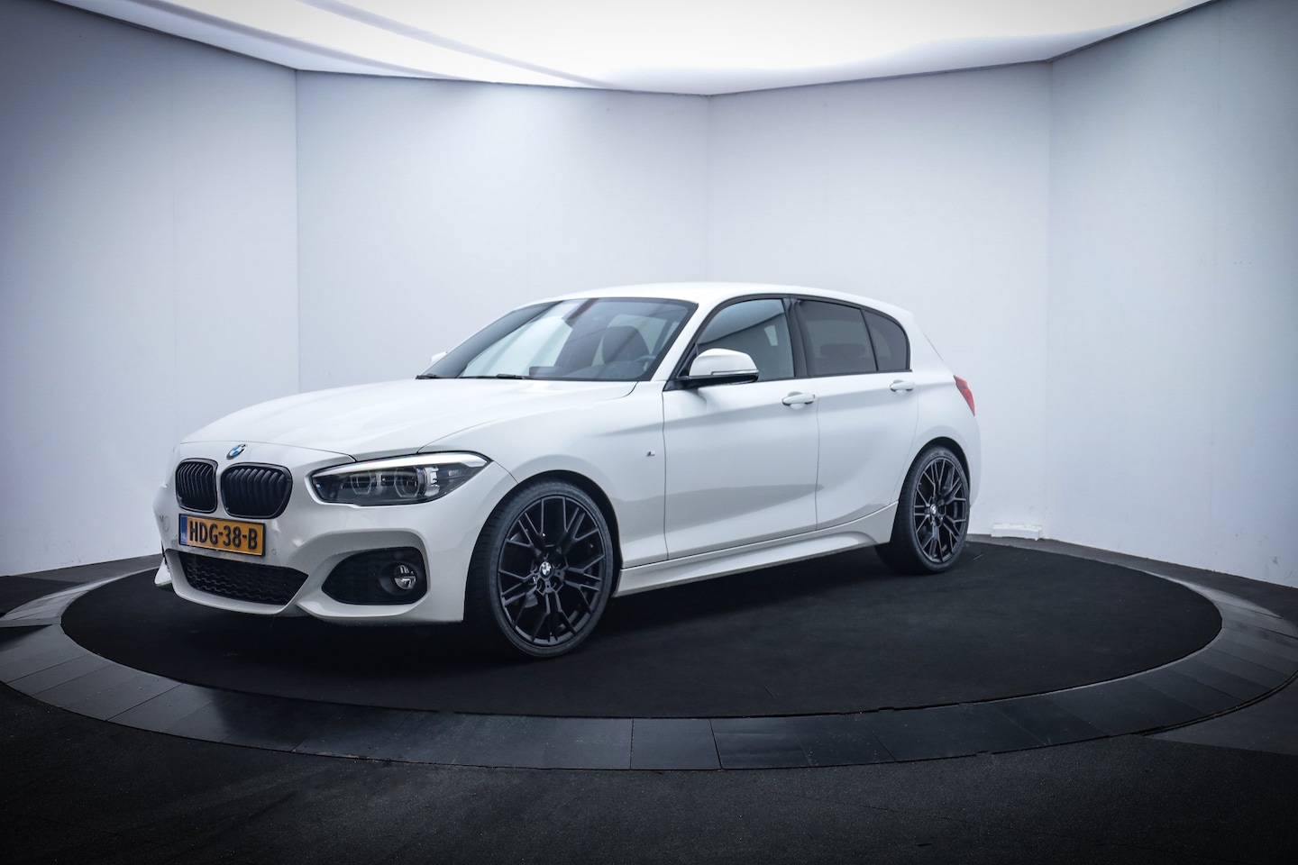 BMW 1-serie - 118i M-SPORT Executive FULL LED/NAVI/DAB/CLIMA/LEDER/STOELVERW./PDC V+A/LMV 19'' - AutoWereld.nl