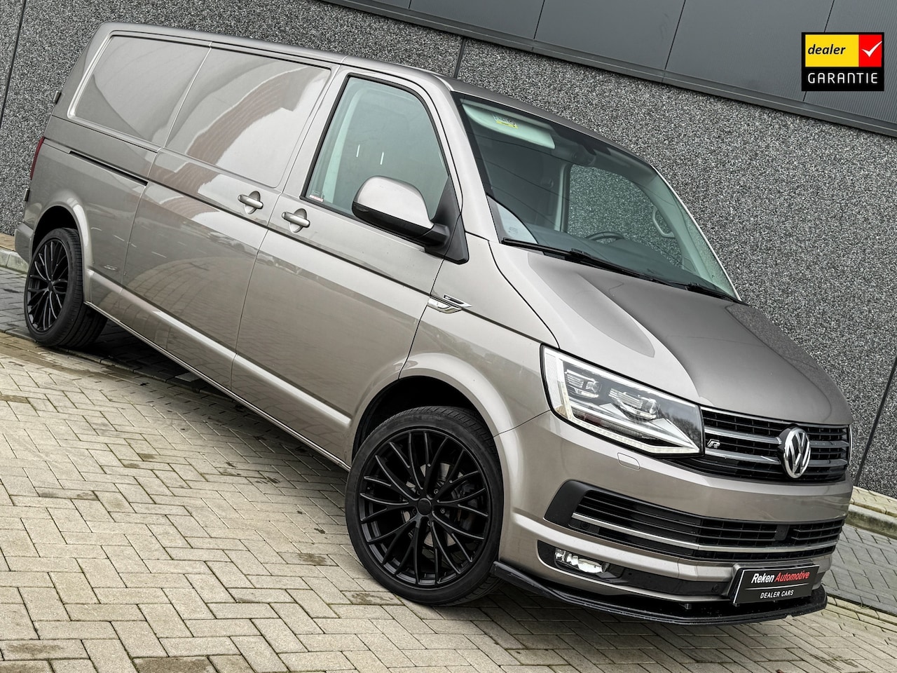 Volkswagen Transporter - 2.0 TDI L2H1 R-line Navi Leder Ruit ACC - AutoWereld.nl