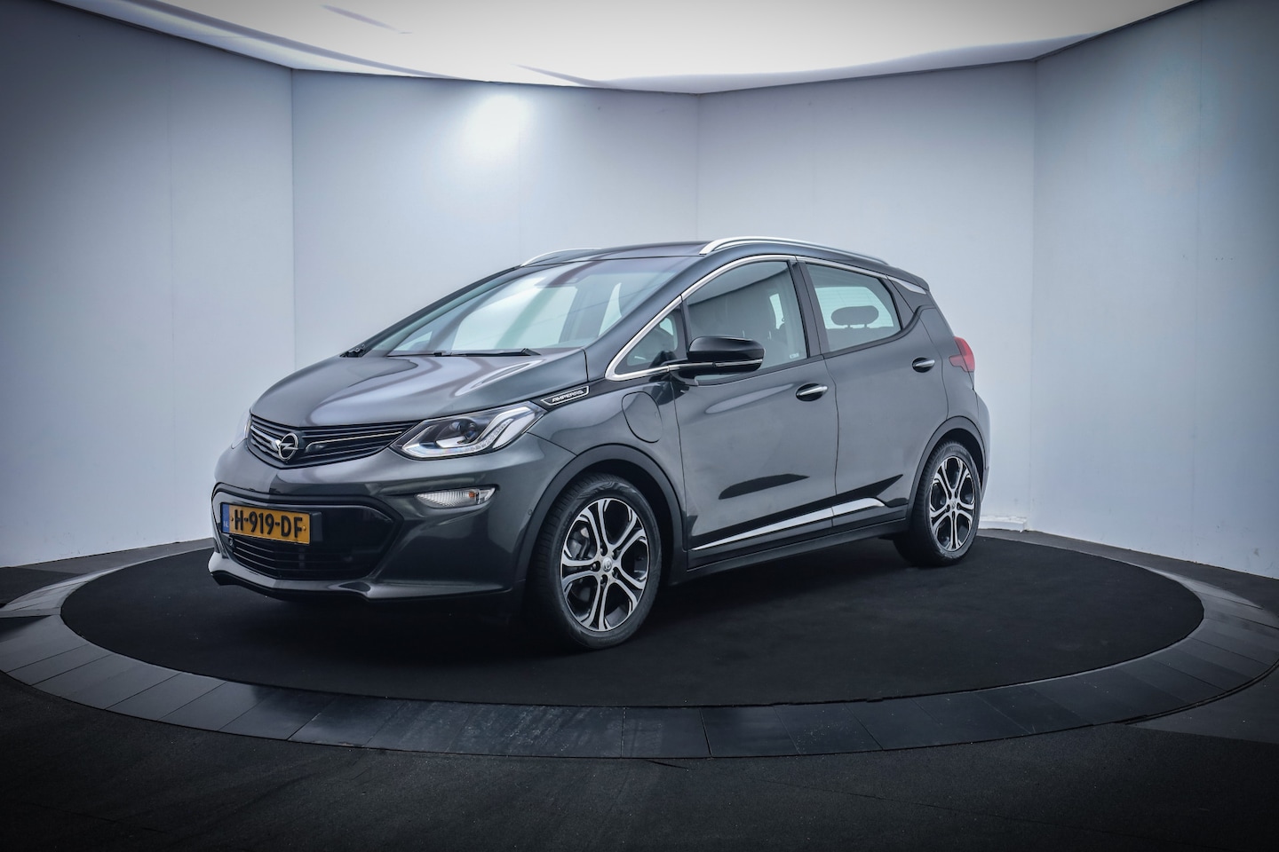 Opel Ampera-e - 63 kWh EXECUTIVE CAMERA/BOSE/KEYLESS/LEDER/CARPLAY/DAB+/STUUR+STOELVERW./LMV 17'' - AutoWereld.nl