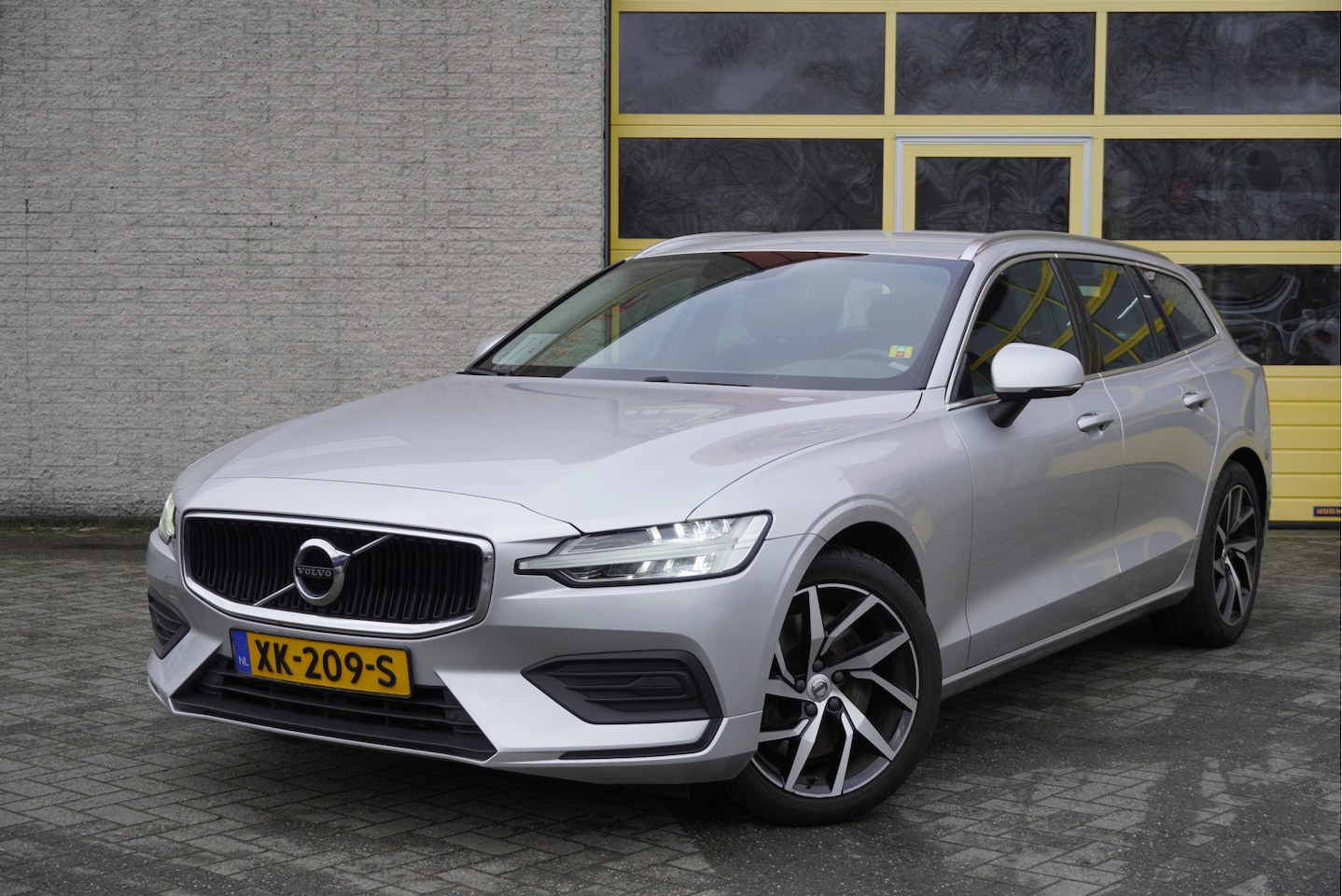 Volvo V60 - 2.0 T5 251PK! Automaat Momentum BJ2019 Lmv 18" | Led | Elek. achterklep | Pdc | Navi | Vir - AutoWereld.nl