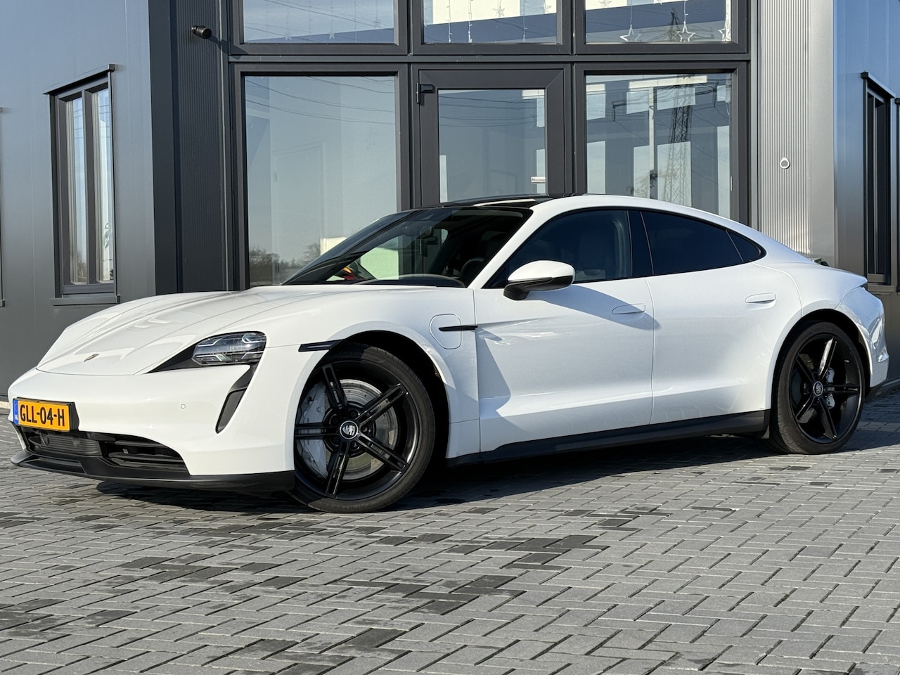 Porsche Taycan - 4S Performance 84 kWh Pano | 4 wiel sturing | Dealer onderhouden - AutoWereld.nl