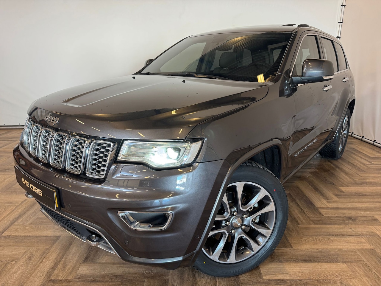 Jeep Grand Cherokee - 5.7 HEMI OVERLAND , WEINIG KM , NIEUWSTAAT! - AutoWereld.nl