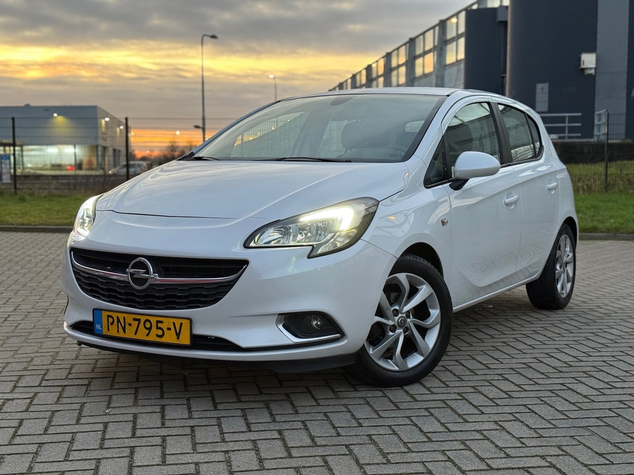 Opel Corsa - 1.4 Online Edition Parelmoerwit Cruise Groot Scherm - AutoWereld.nl