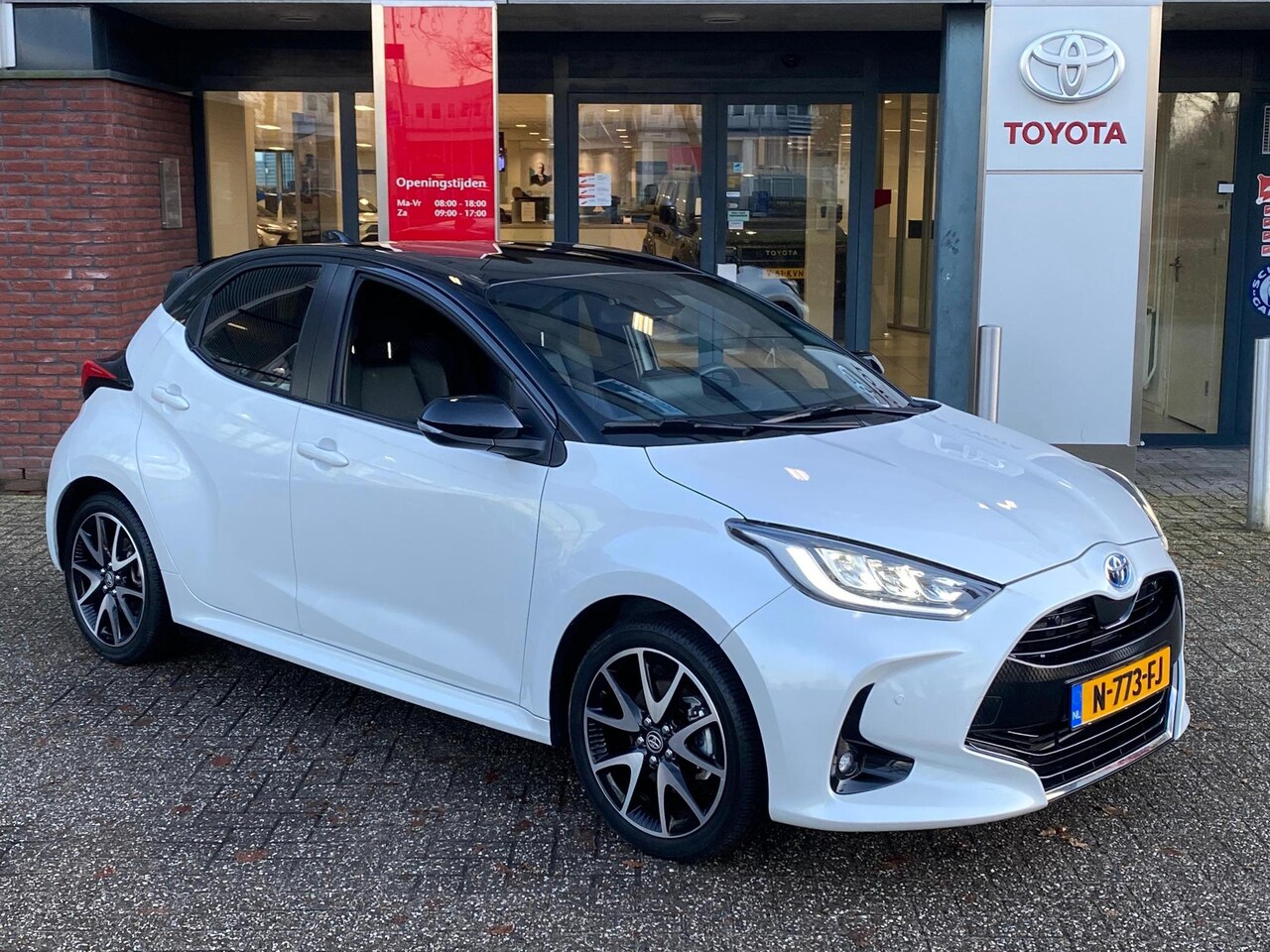 Toyota Yaris - 1.5 Hybrid Executive NL-AUTO TREKHAAK BLIND SPOT PARK-SENSOREN BI-TONE KEYLESS - AutoWereld.nl