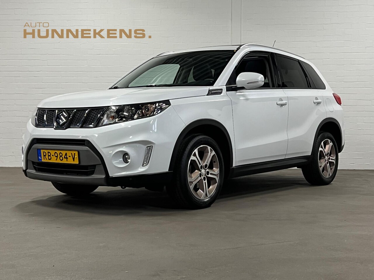 Suzuki Vitara - 1.6 Experience | Open dak | Camera | Cruise & Climate c. | Trekhaak | Leder/Alcantara - AutoWereld.nl