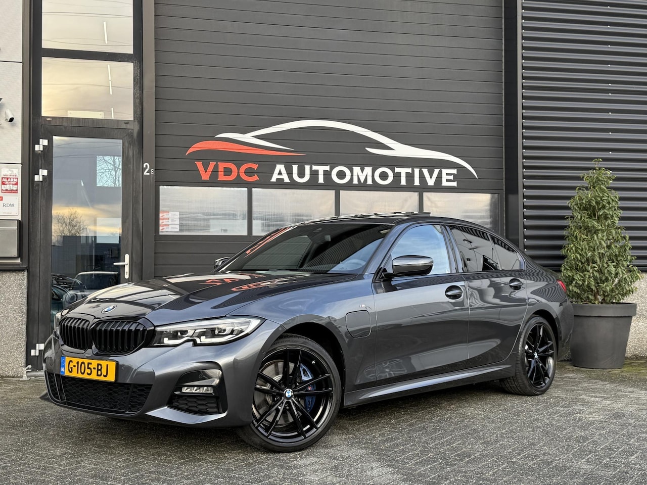 BMW 3-serie - 330e MSport Schuifdak | HarmanKardon | DAB | LED | Sfeerverlichting | Cruisecontrol | Stoe - AutoWereld.nl