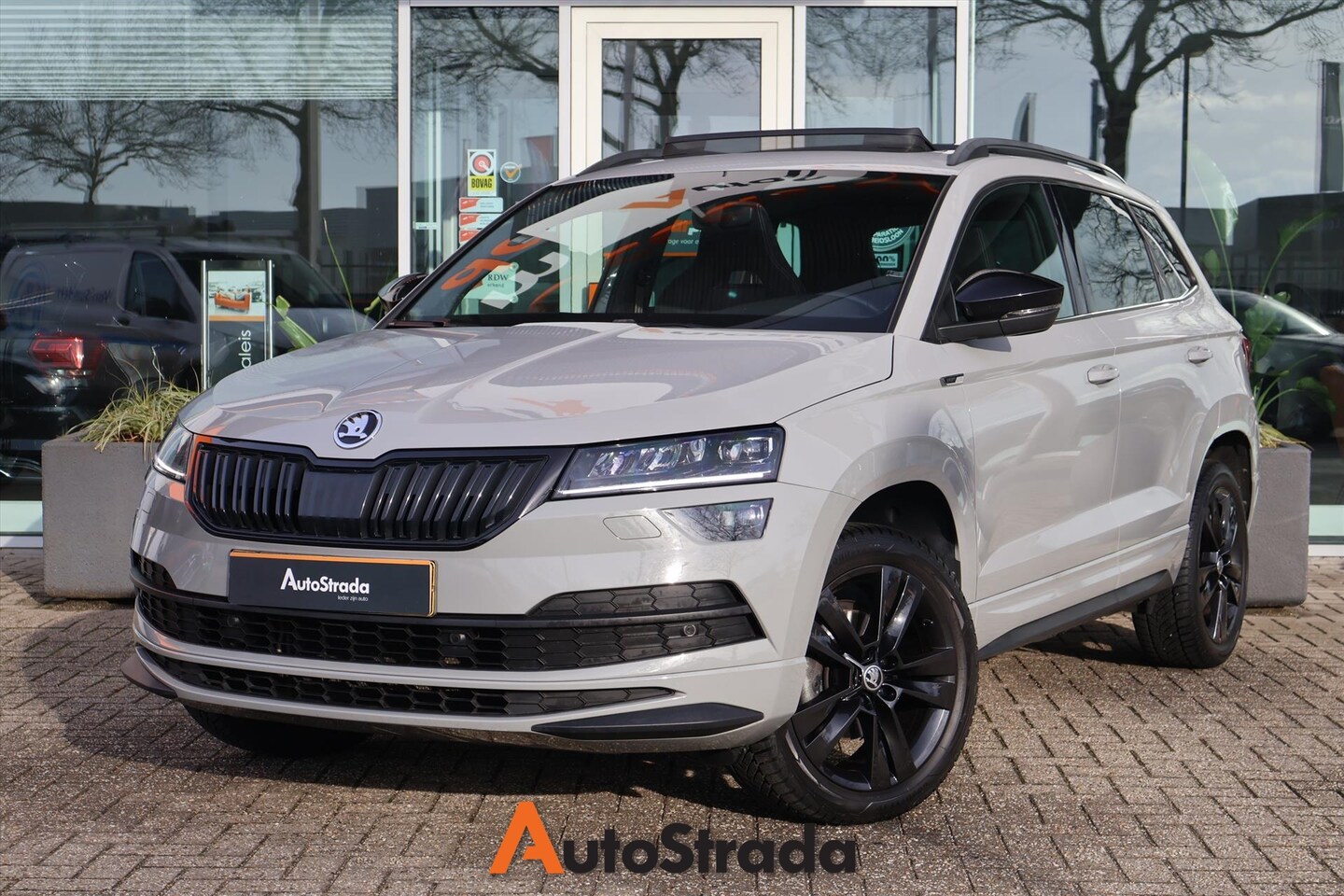 Skoda Karoq - 1.5 SportLine TSI ACT 150pk | Carplay | LED | Keyless | Camera | Navi | Pano | Virtual | C - AutoWereld.nl