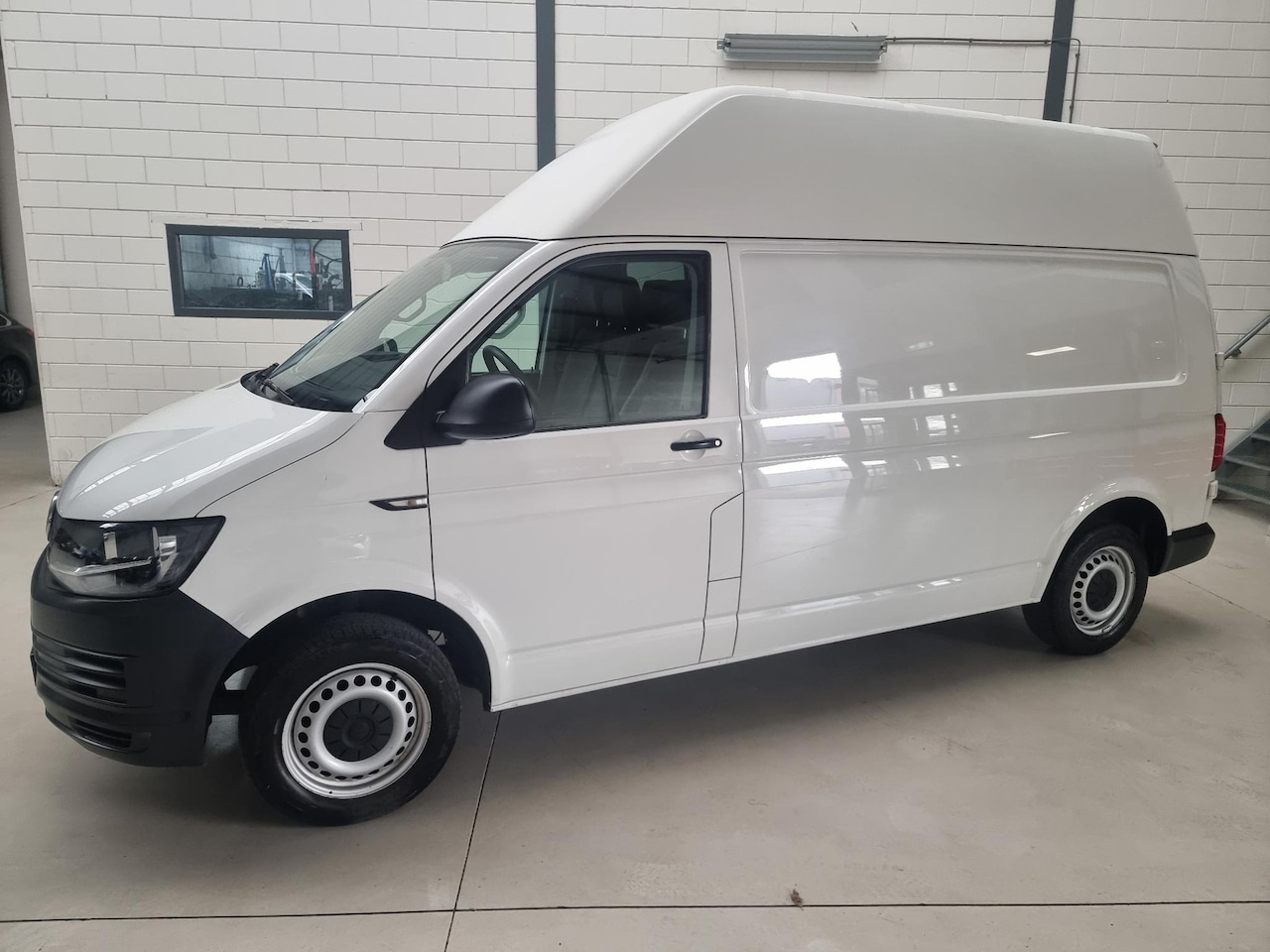 Volkswagen Transporter - 2.0 TDI L2H2 Trendline Airco | audio | CV op afstand | weinig kilometers !!! - AutoWereld.nl