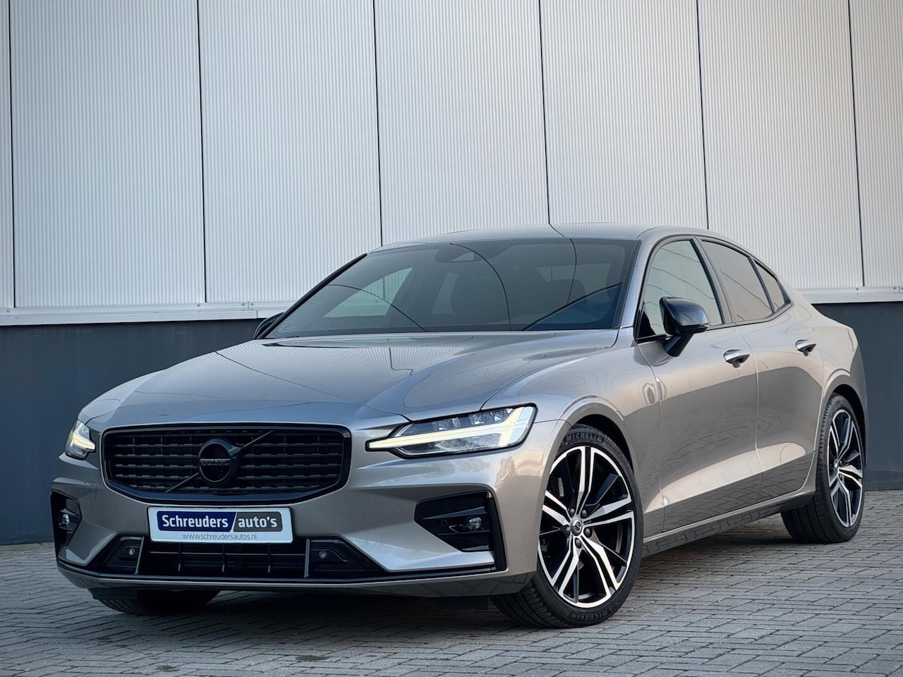 Volvo S60 - 2.0 B4 R-Design Black Edition - AutoWereld.nl