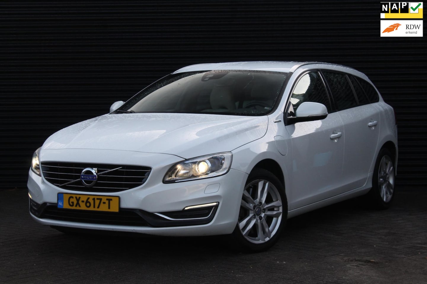 Volvo V60 - 2.4 D5 Twin Engine Special Edition | Trekhaak | Memory | Stoelverwarming | - AutoWereld.nl