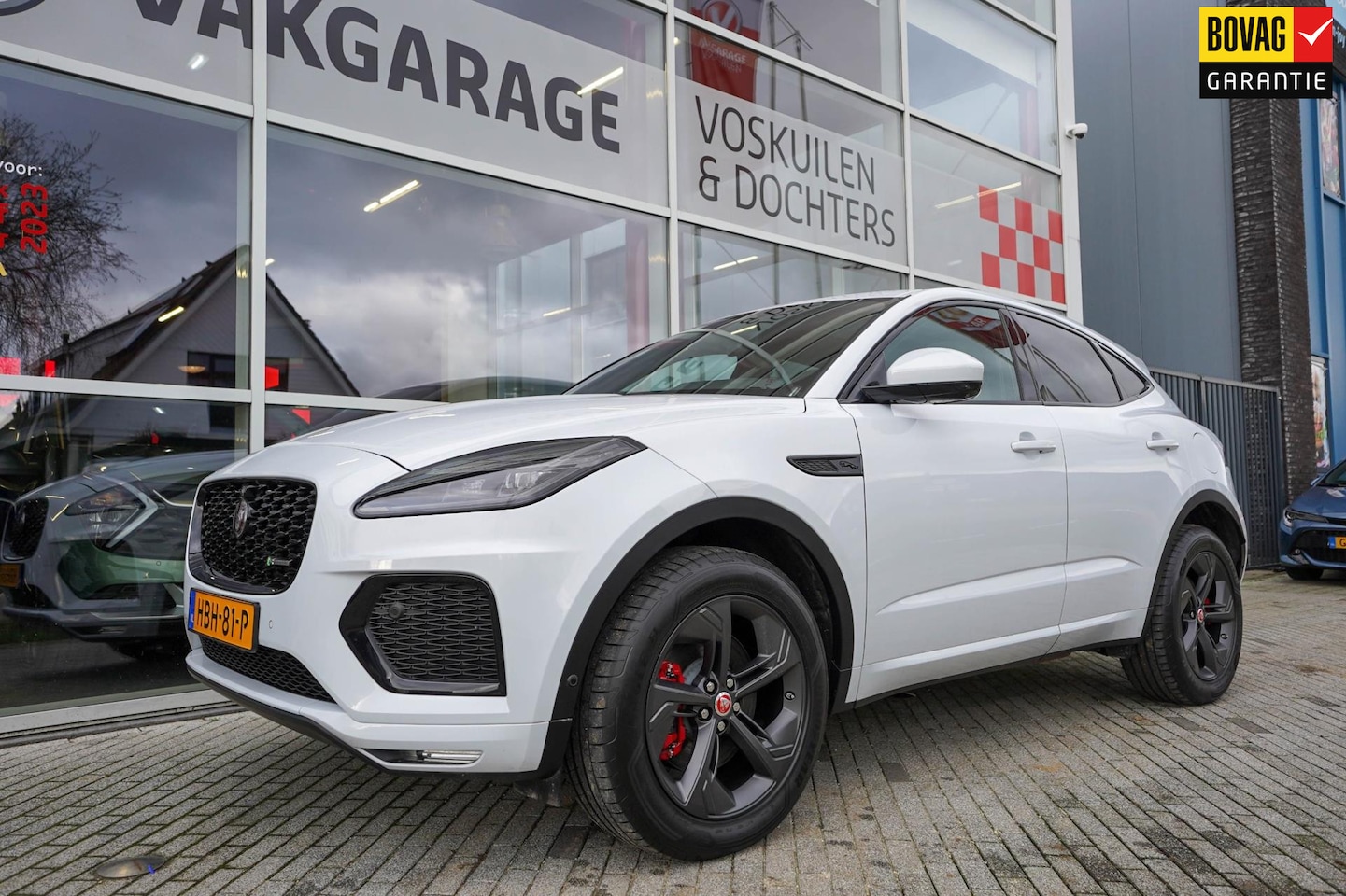 Jaguar E-Pace - 1.5 P300e PHEV AWD R-Dynamic HSE Panoramadak Yulong White - AutoWereld.nl