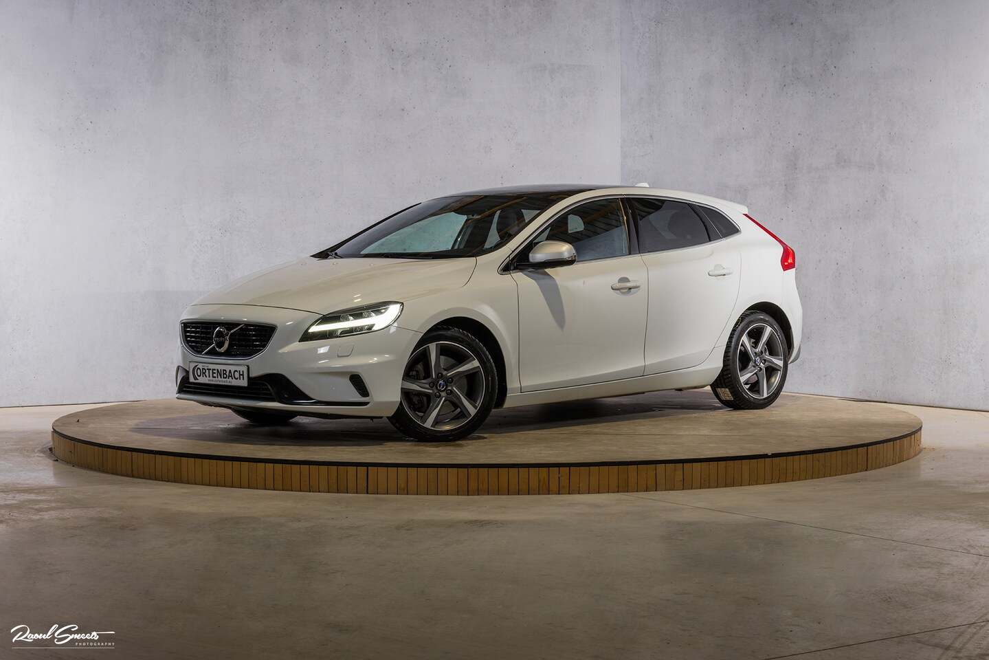 Volvo V40 - 1.5 T2 R-Design | Panorama | Cruise control | Stoelverwarming | - AutoWereld.nl