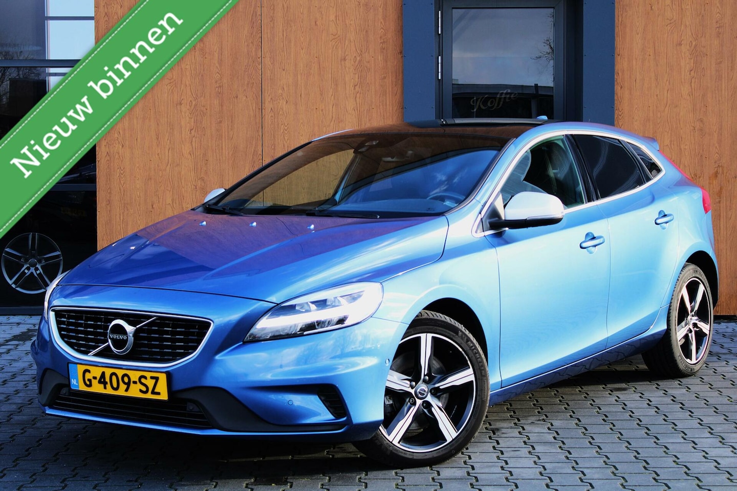 Volvo V40 - 2.0 D3 R-Design AUT | Pano | H&K | Trekhaak | Camera - AutoWereld.nl