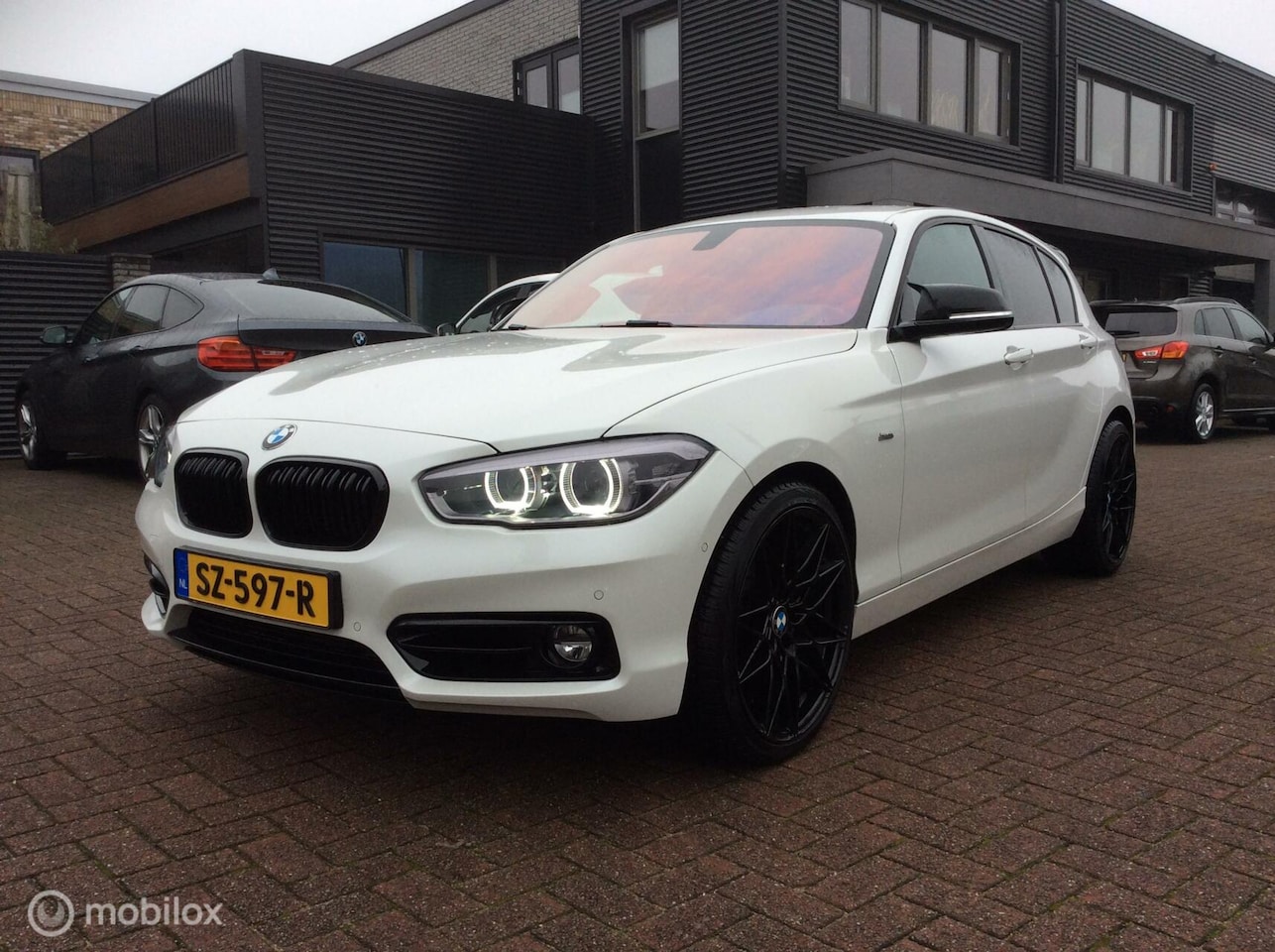 BMW 1-serie - 118d Executive 19"lm vlg Nav Apple Carplay nap leder - AutoWereld.nl