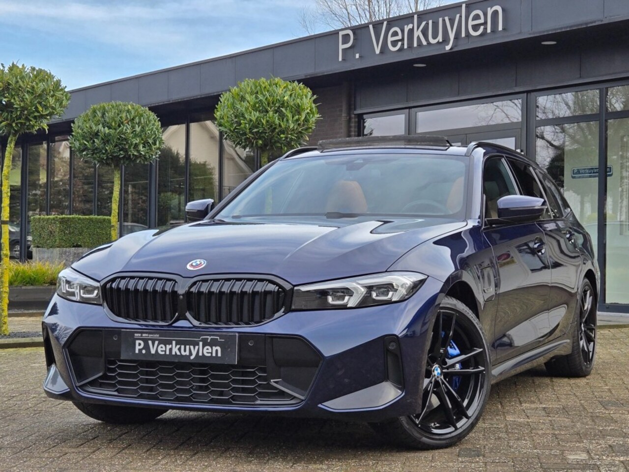 BMW 3-serie - 330E M SPORT LCI  I PANORAMA I 19 INCH I  MEMORY STOELEN I - AutoWereld.nl