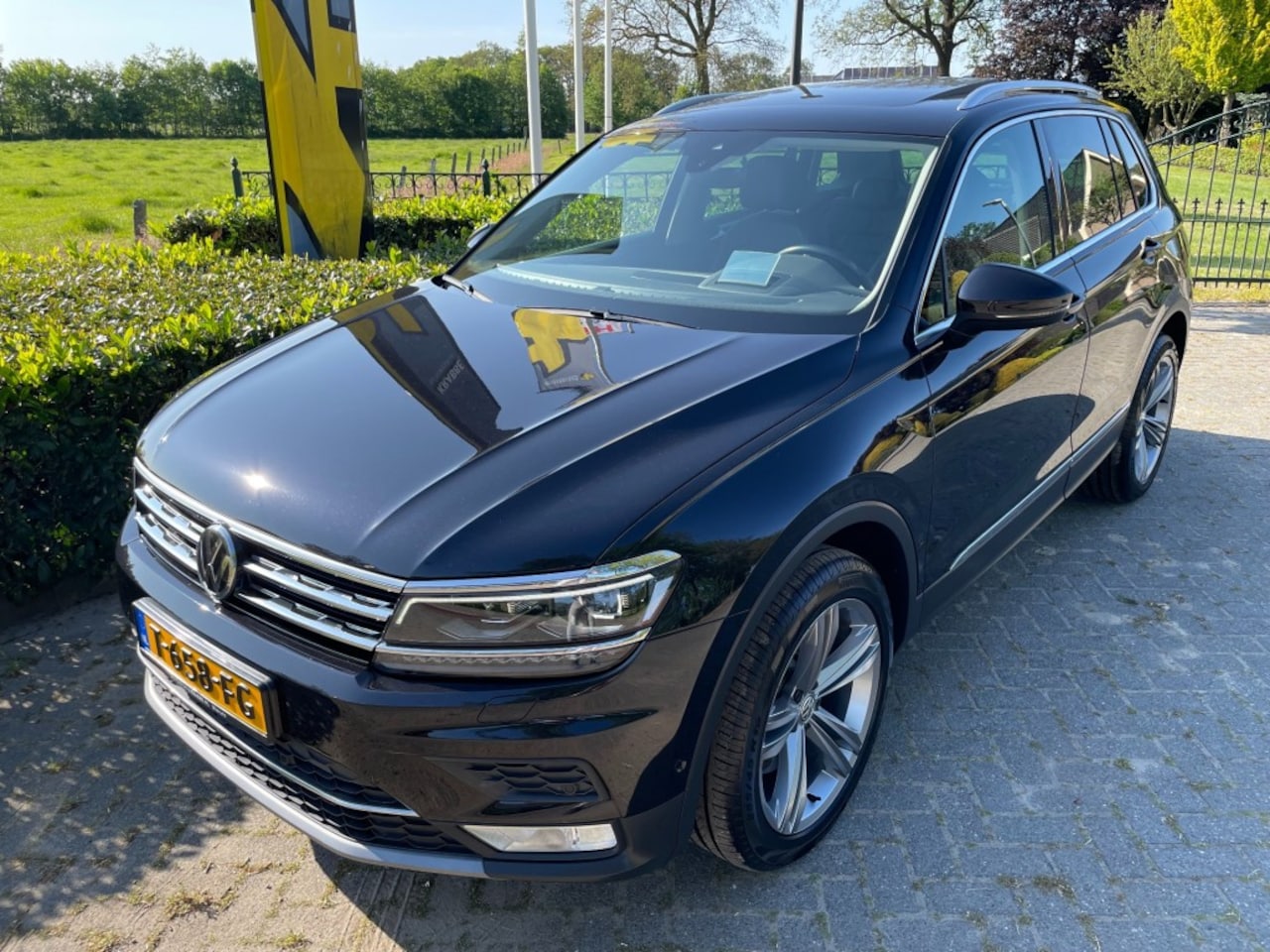 Volkswagen Tiguan - 2.0 TSI 132 kW 4Motion Highline Pano / HUD / Leder - AutoWereld.nl