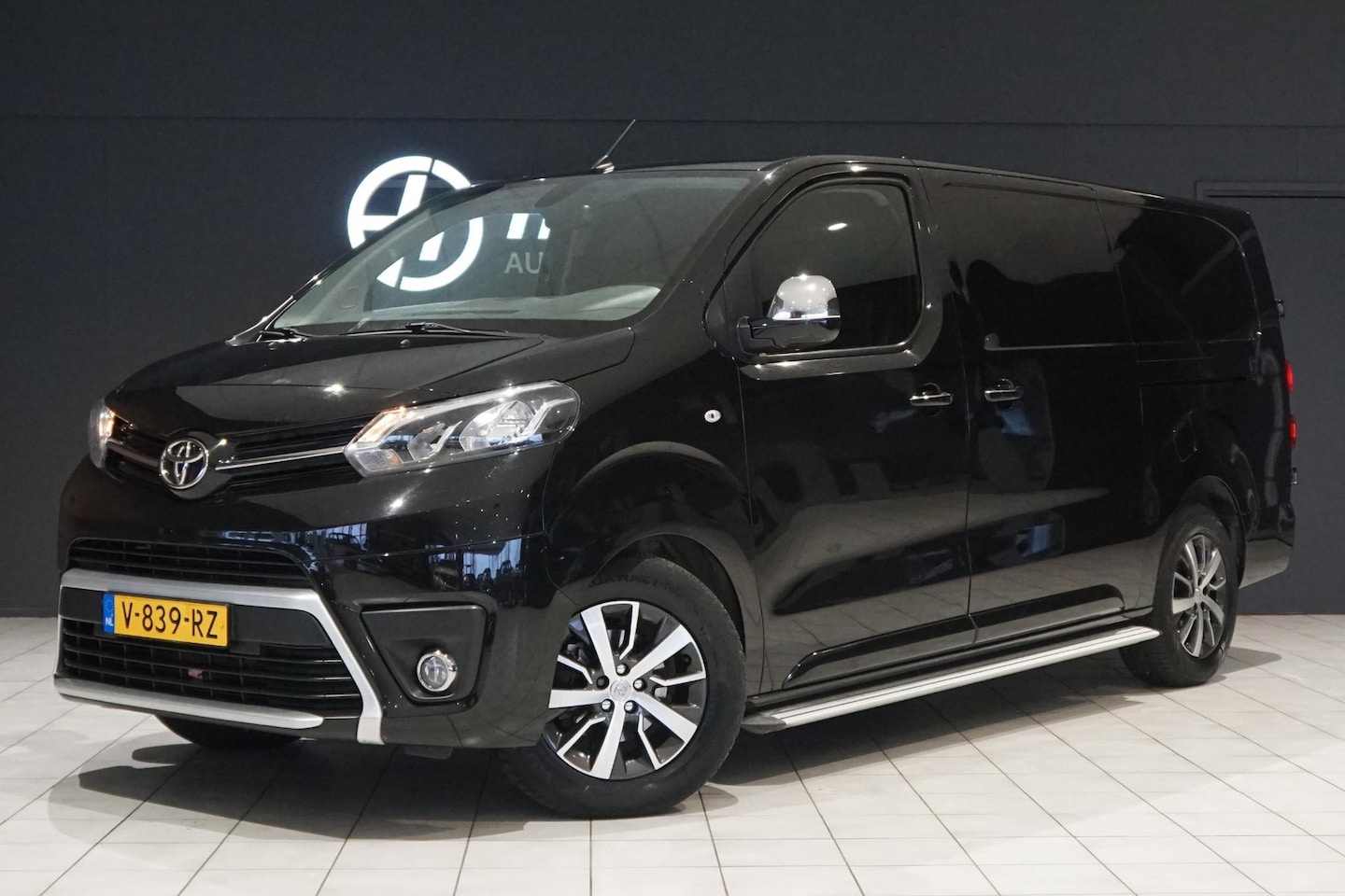 Toyota PROACE Long Worker - 2.0 D-4D Professional AUT. + LEDER / TREKHAAK - AutoWereld.nl