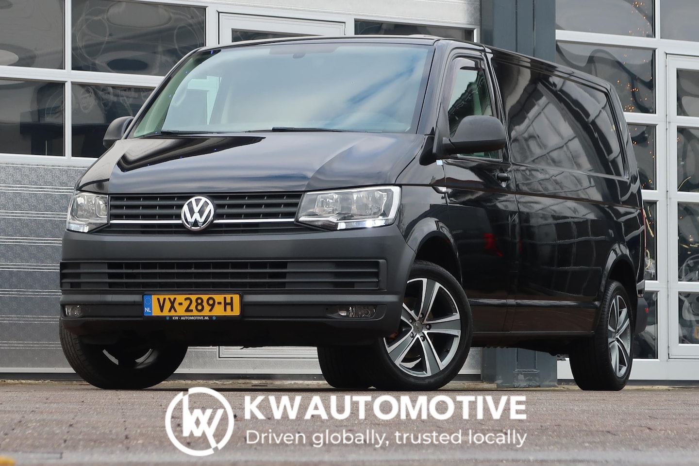 Volkswagen Transporter - 2.0 TDI L2H2 AUT/ 1E EIG/ NAVI/ CRUISE/ AIRCO/ TREKHAAK - AutoWereld.nl