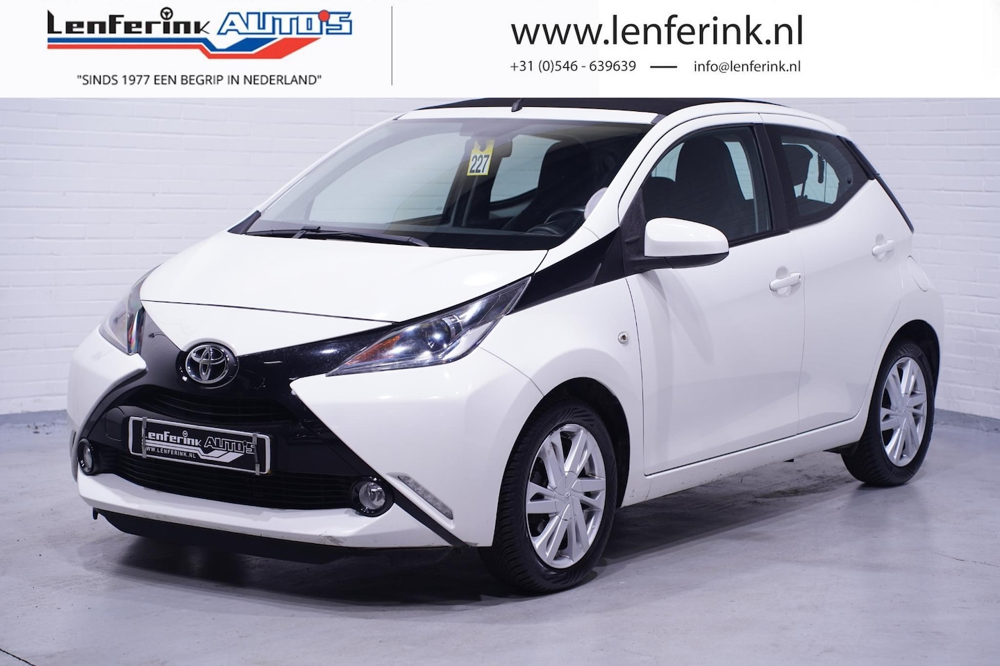 Toyota Aygo - 1.0 VVT-i x-wave panodak camera airco navigatie sportvelgen NAP - AutoWereld.nl